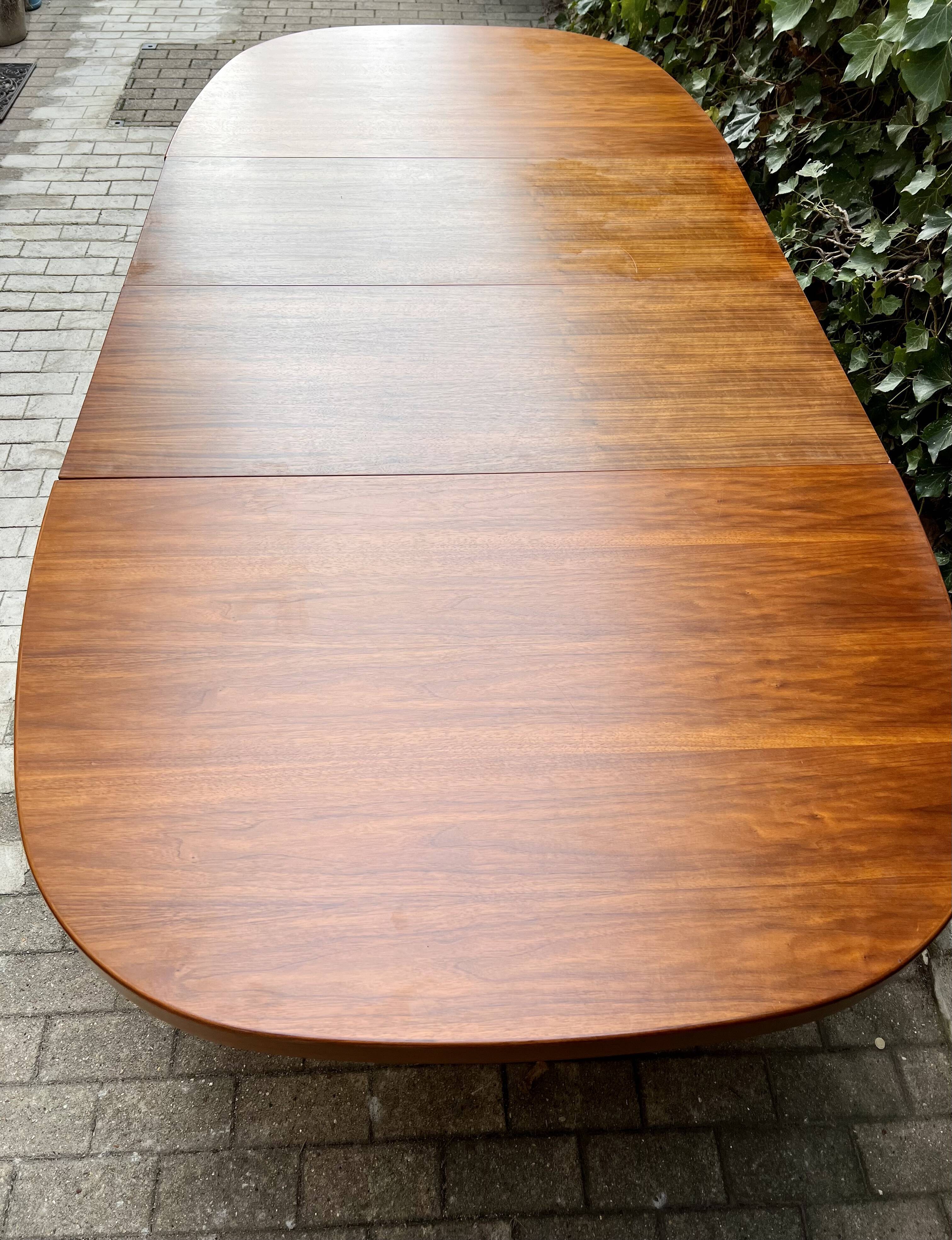 Table en teck extensible à deux rallonges