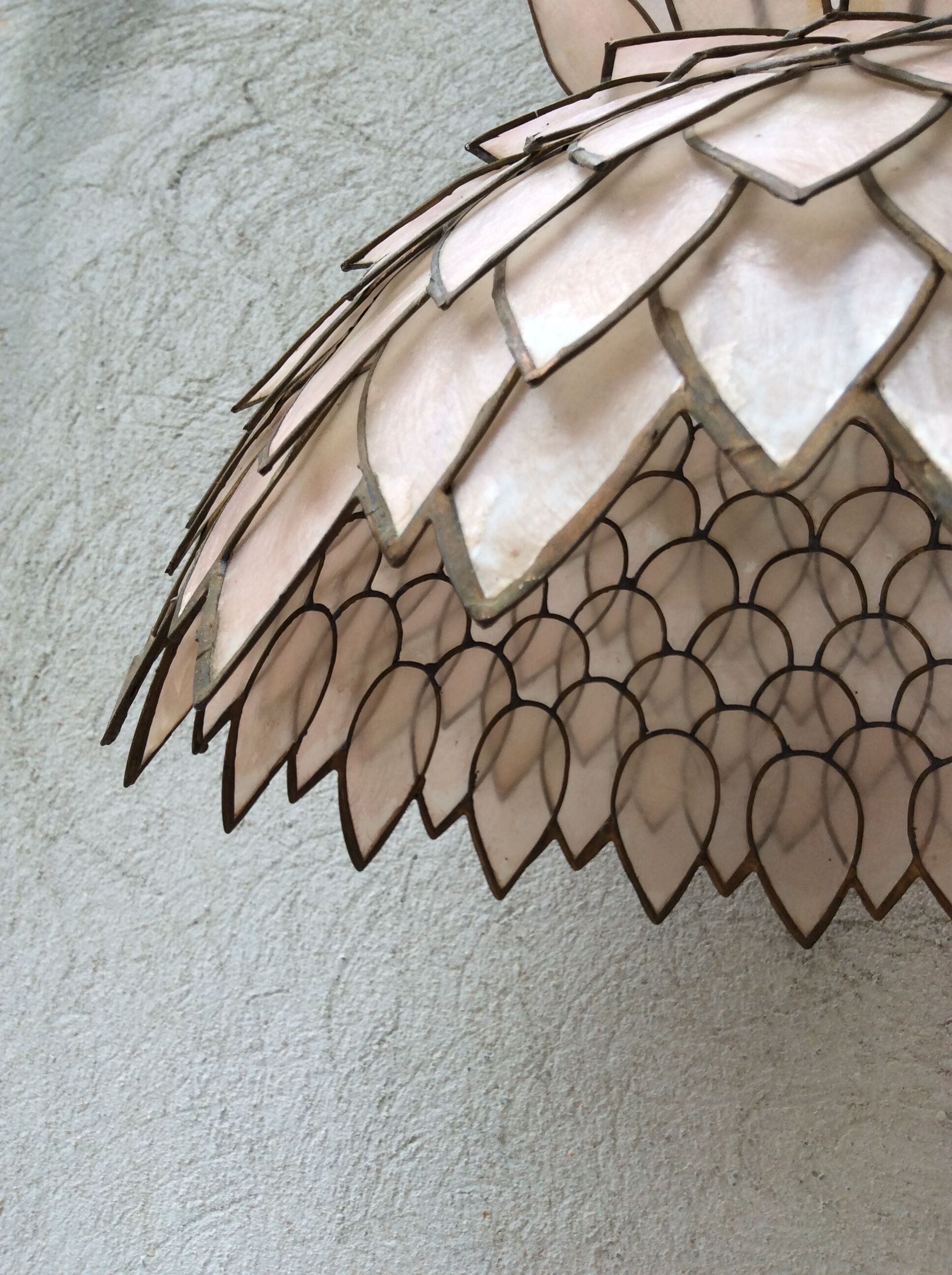 Mother-of-pearl and brass vintage lotus flower-shaped suspension