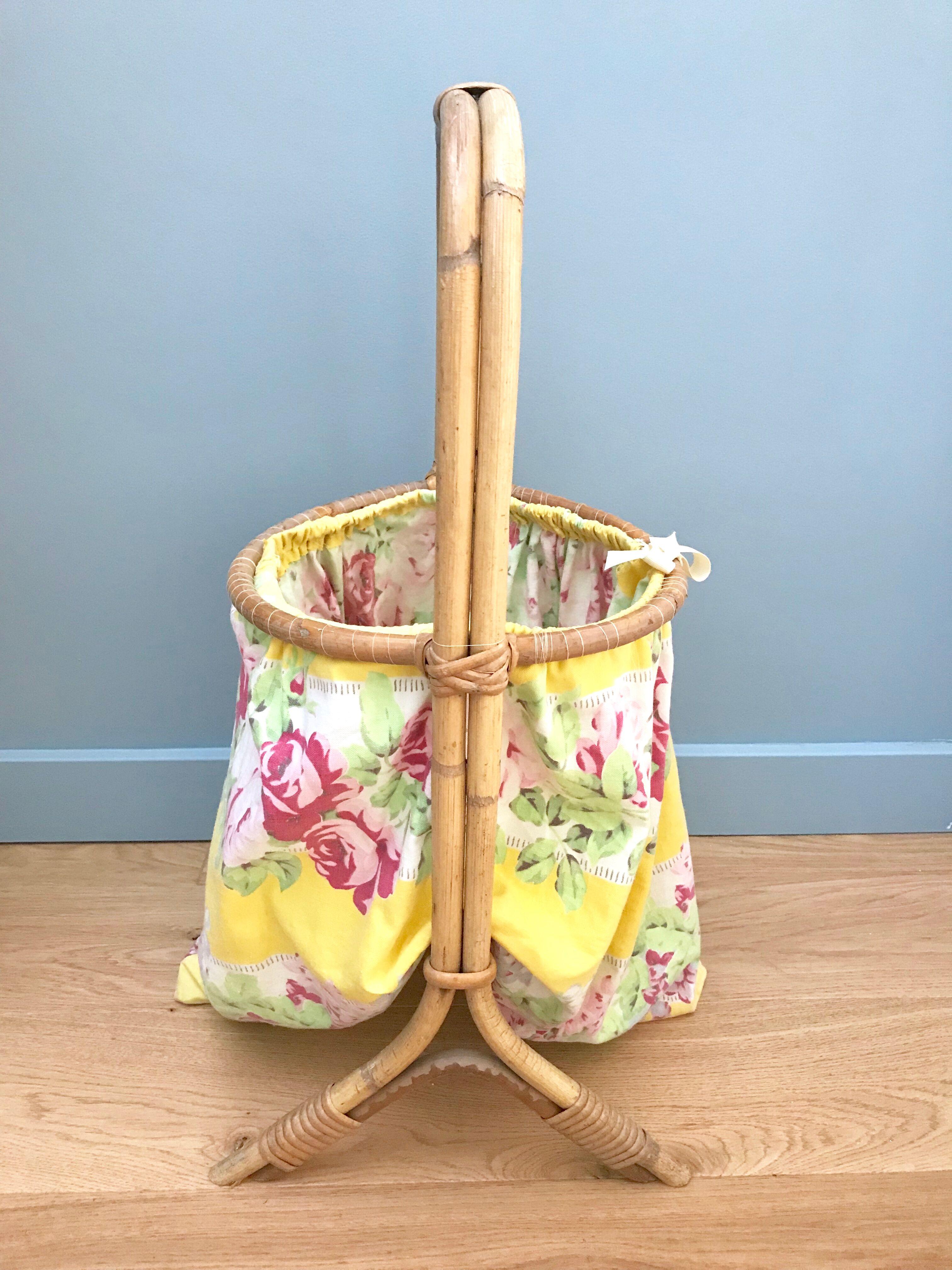 Worker in rattan and vintage fabric