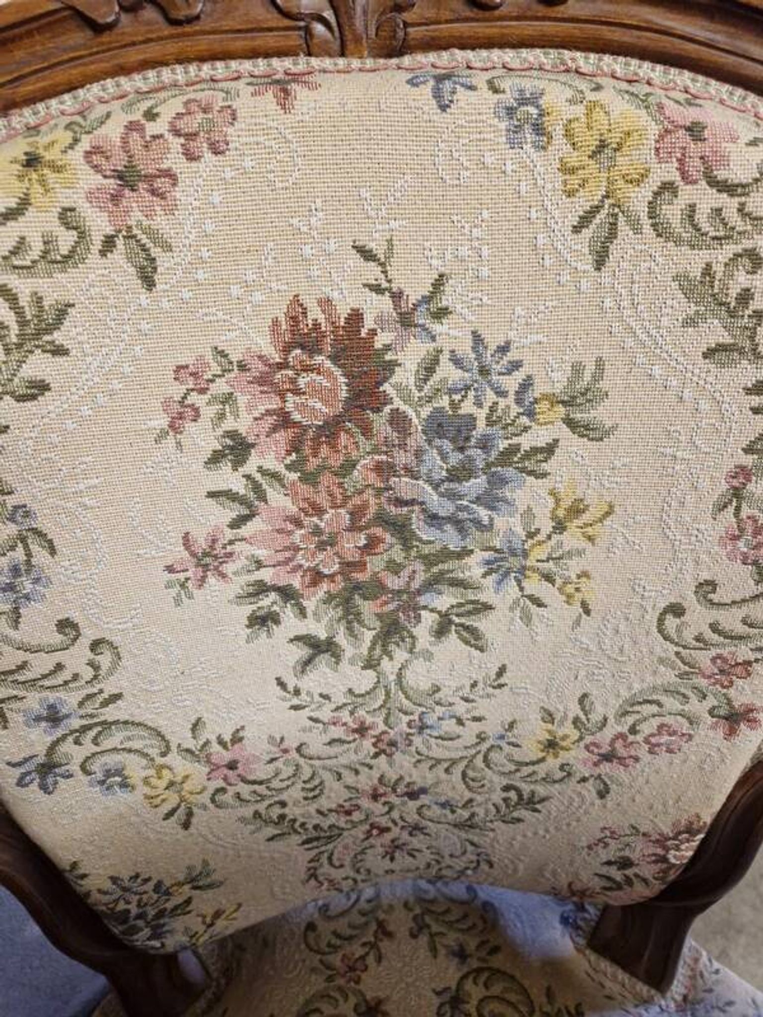 Pair of Louis XV style armchairs - In carved and moulded wood with flowers