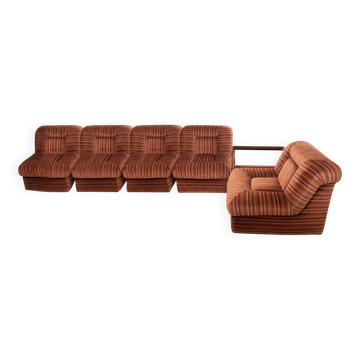 Ensemble de cinq fauteuils modulables en velours italien vintage et table basse, 1970.