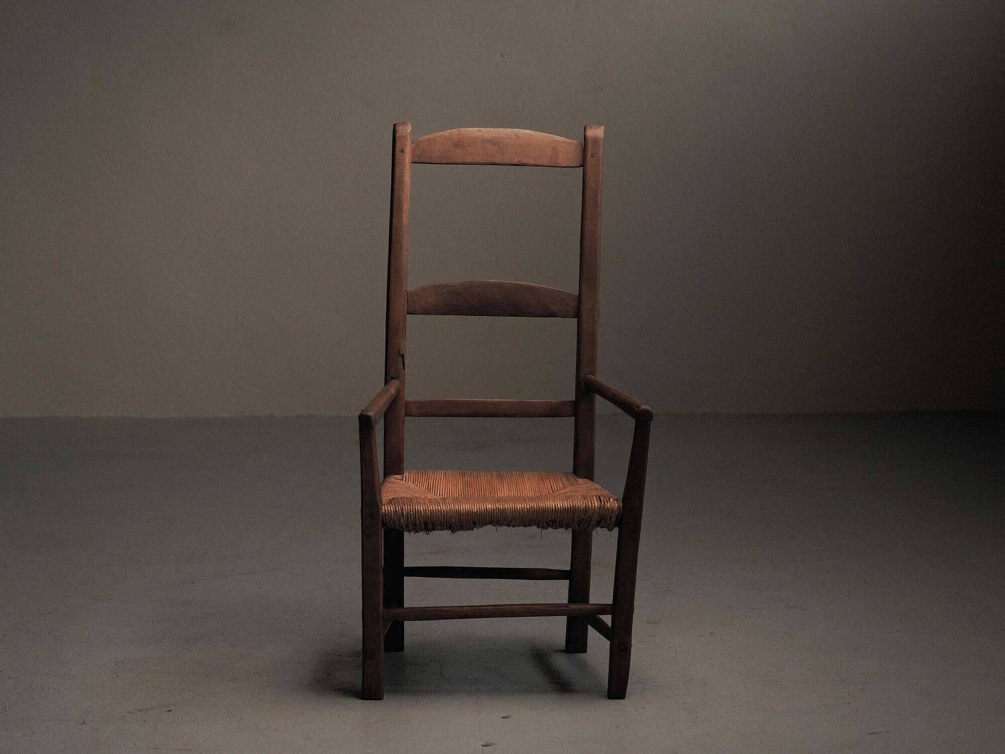 Old peasant armchair in solid wood and woven straw – Auvergne, 19th century.