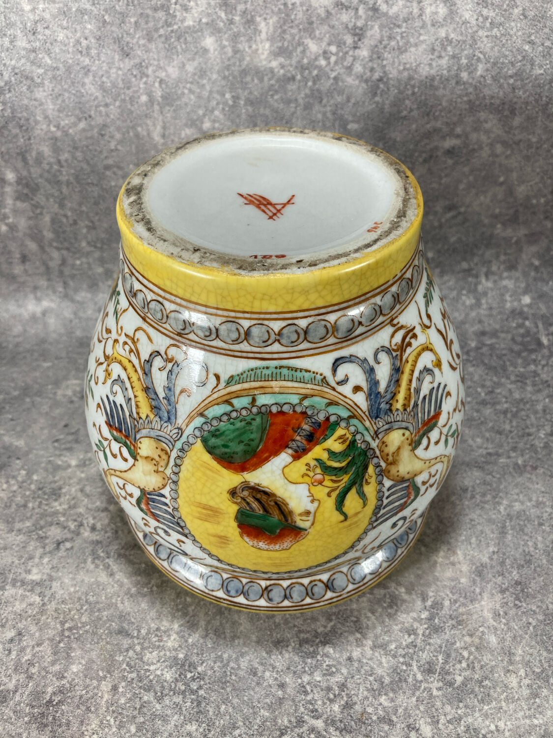 Pot/Cachepot. Italian Renaissance Majolica ceramic. Asiatic style