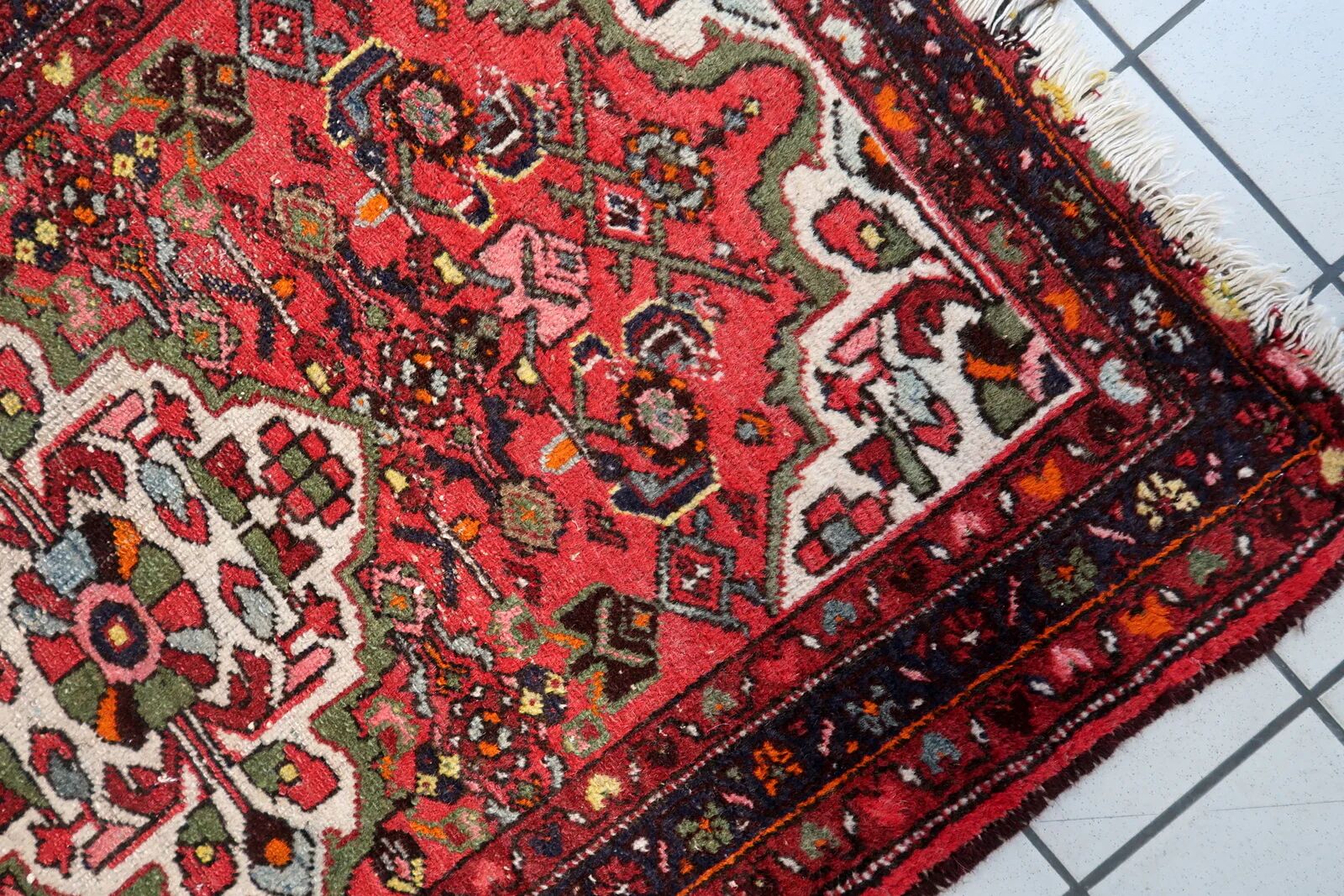 Antique 1920s Persian Hamadan rug, floral medallion, 104cm x 145cm