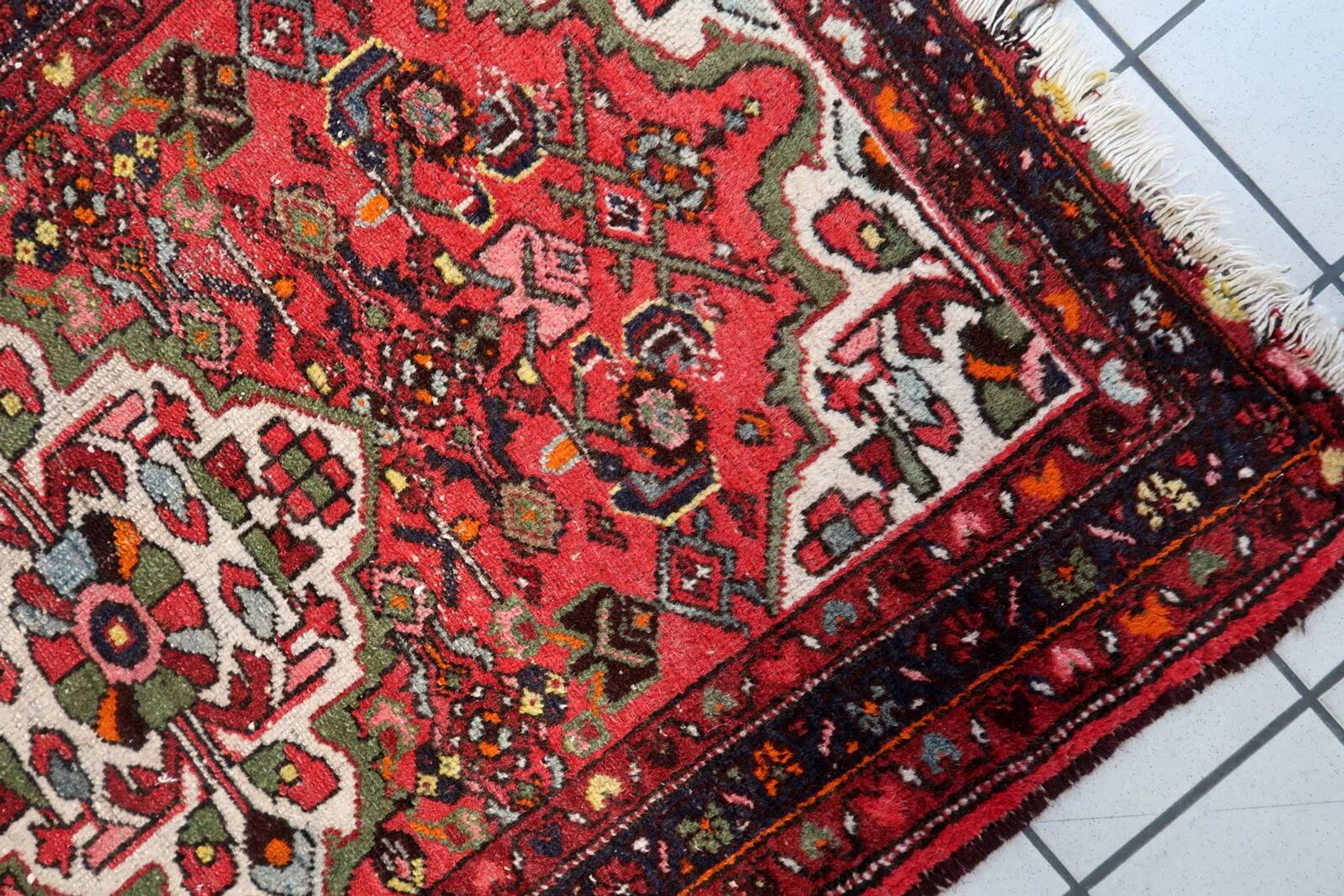 Antique 1920s Persian Hamadan rug, floral medallion, 104cm x 145cm
