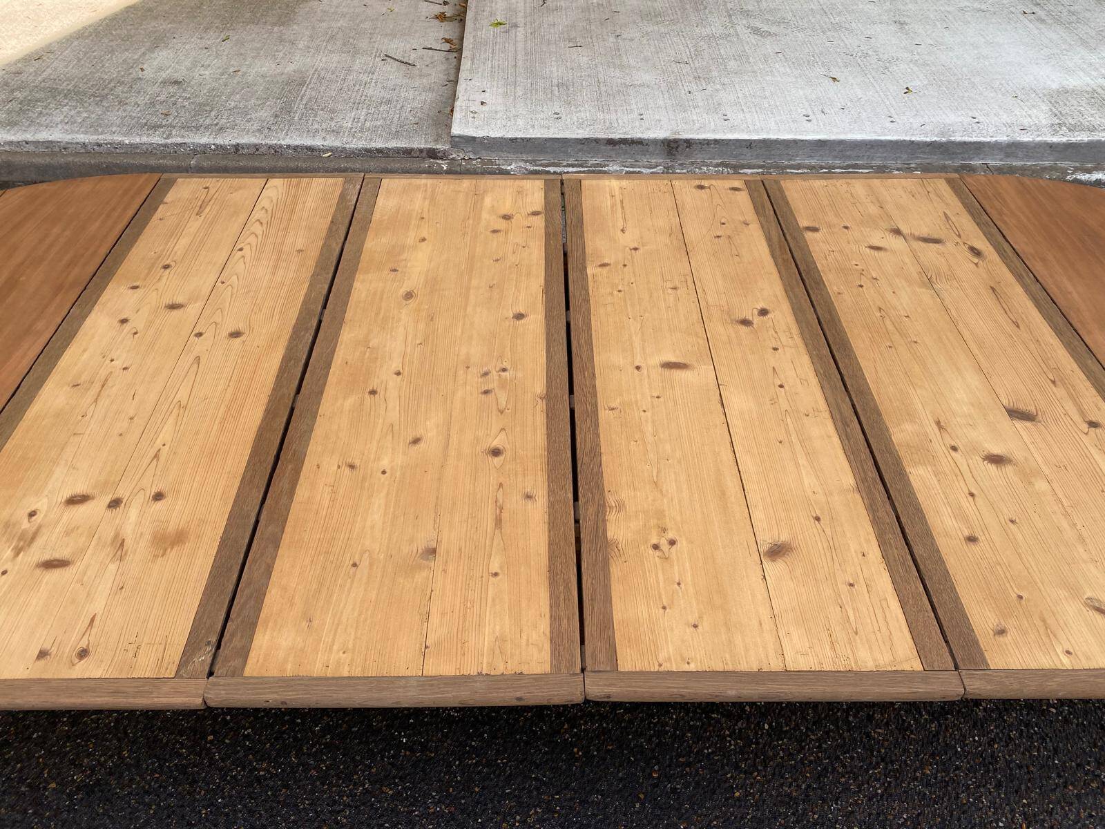 Round extendable banquet table stripped in solid mahogany with 4 extensions, 19th century.