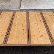 Round extendable banquet table stripped in solid mahogany with 4 extensions, 19th century.