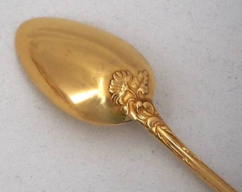 Christofle Chrysanthème doré, 12 cuillères à moka, café, 12,3 cm, monogramme BP.