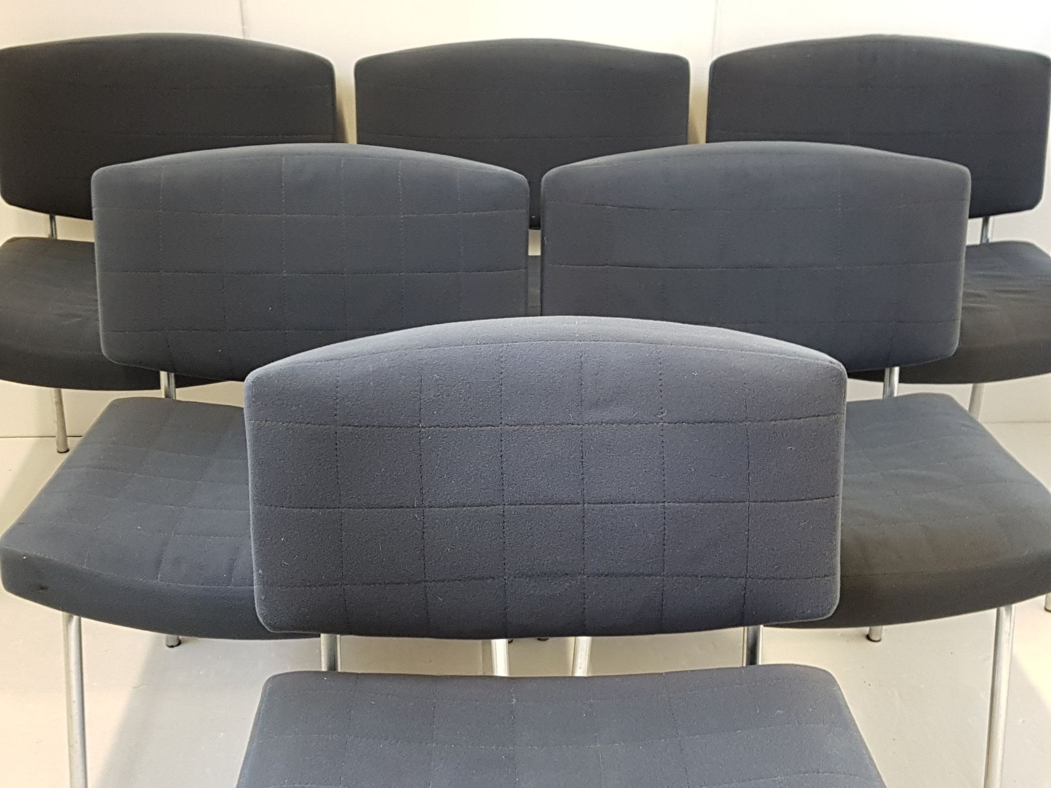 Suite de 6 chaises Conseil de Pierre Guariche pour Meurop 1960