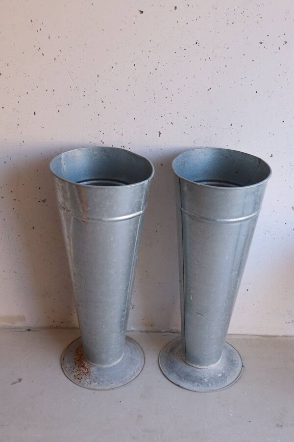 Paire de grands vases de fleuriste en zinc