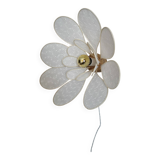 Applique murale fleur composée de pétales en rotin et broderie anglaise