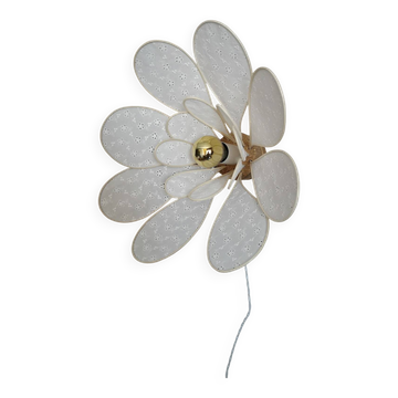 Applique murale fleur composée de pétales en rotin et broderie anglaise