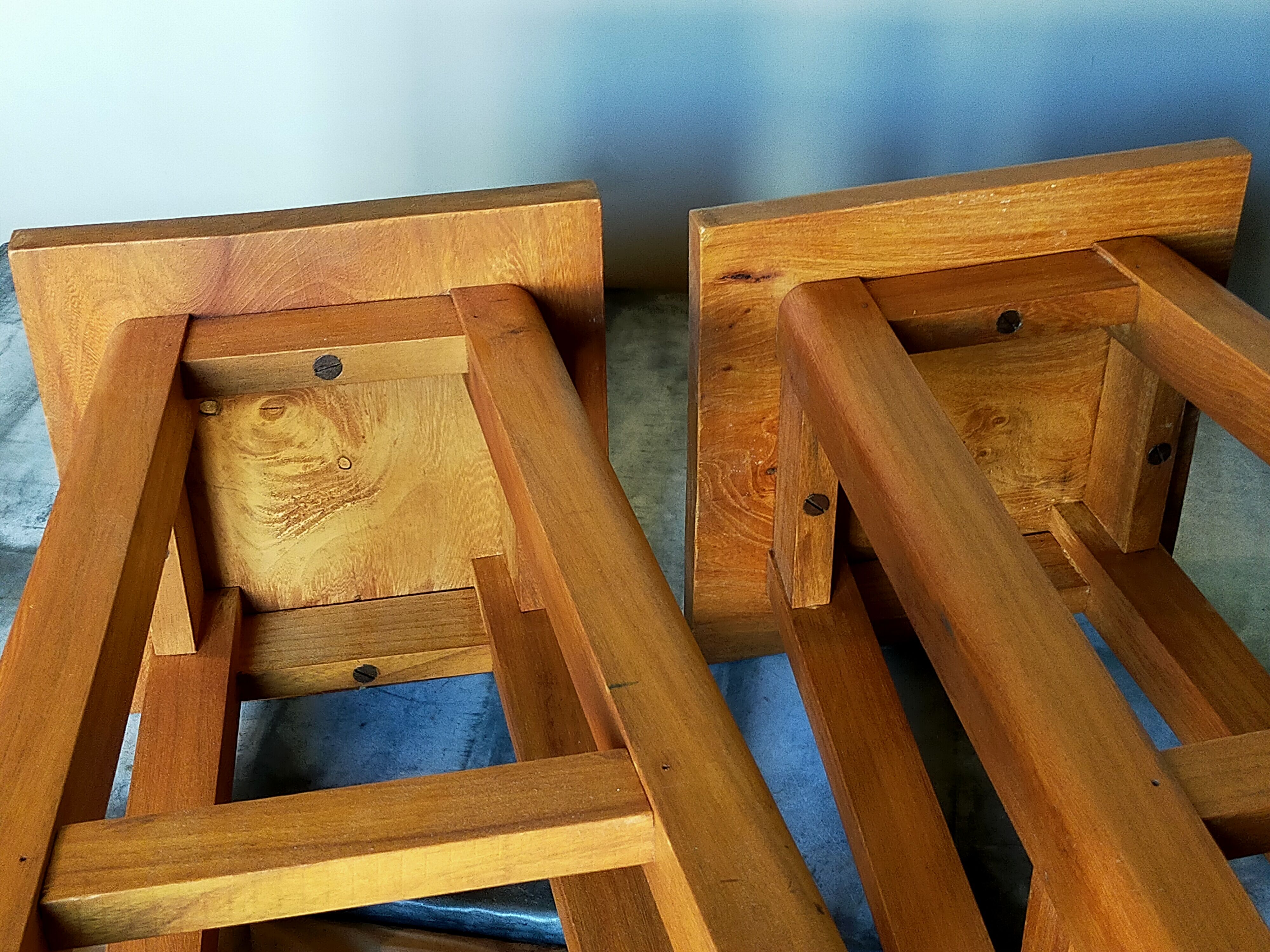 Paire de tabourets d'ébéniste en bois fruitier massif années 50