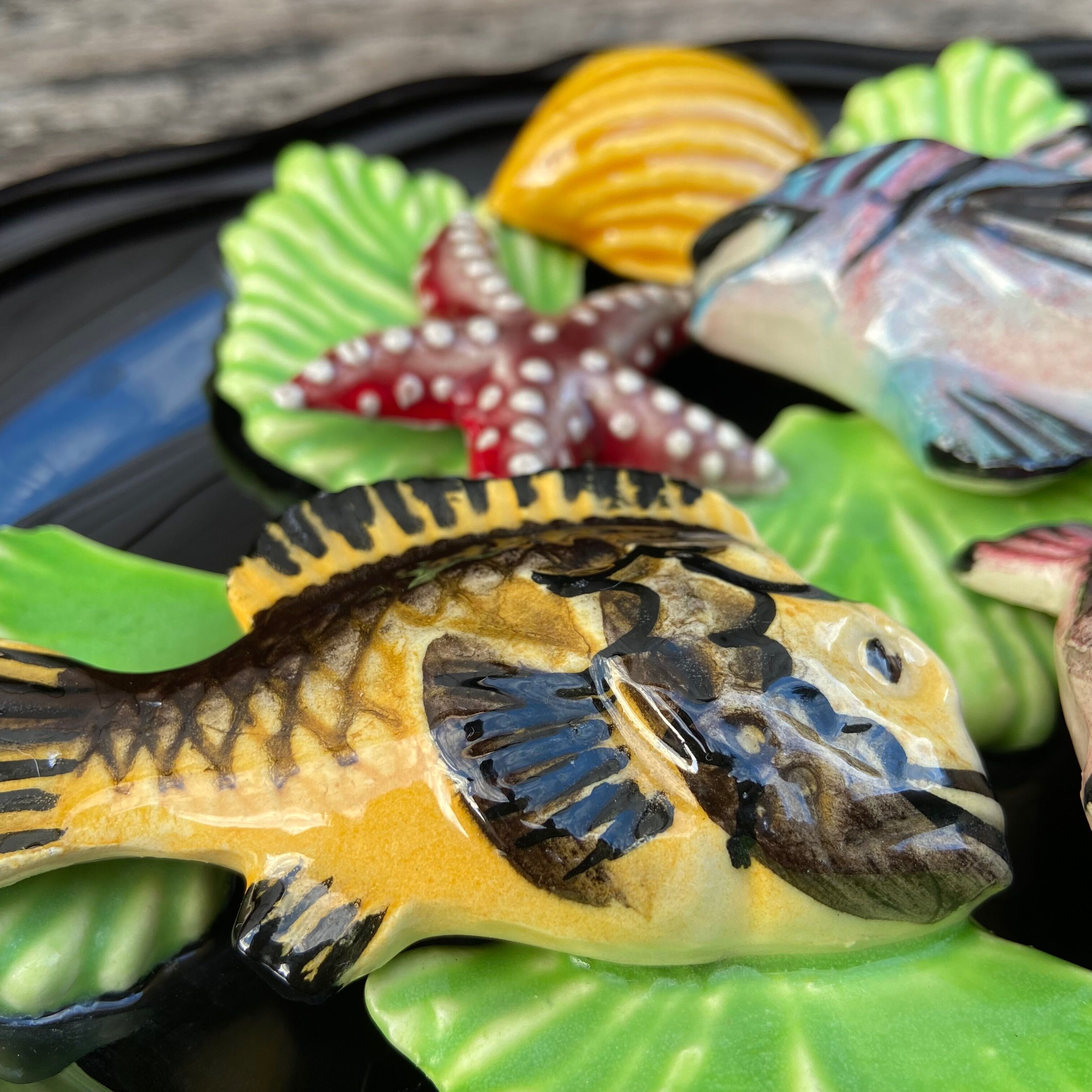 Decorative plate in slurry-decoration fish