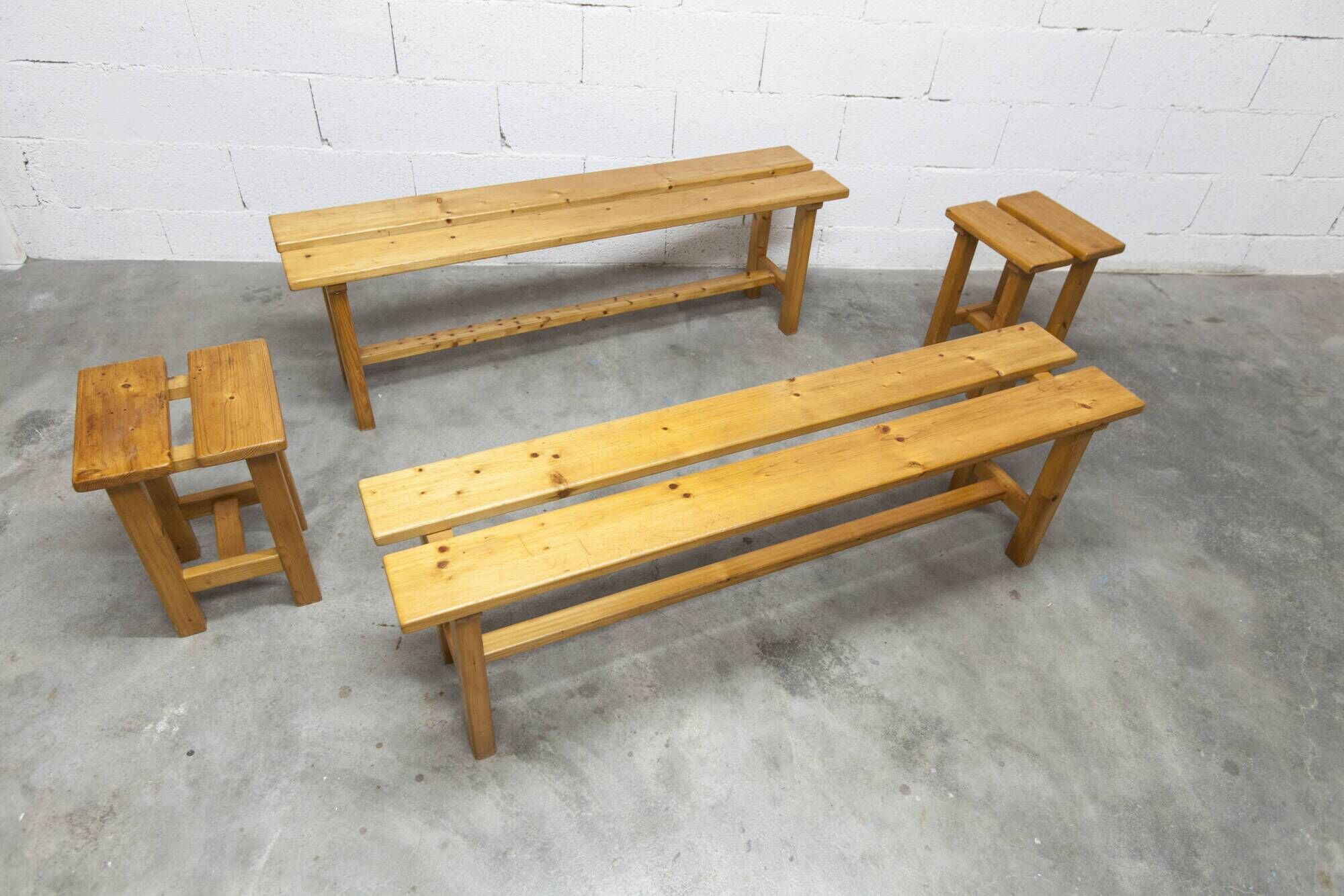Set of 2 benches and 2 stools in pine, 1970s mountain style.