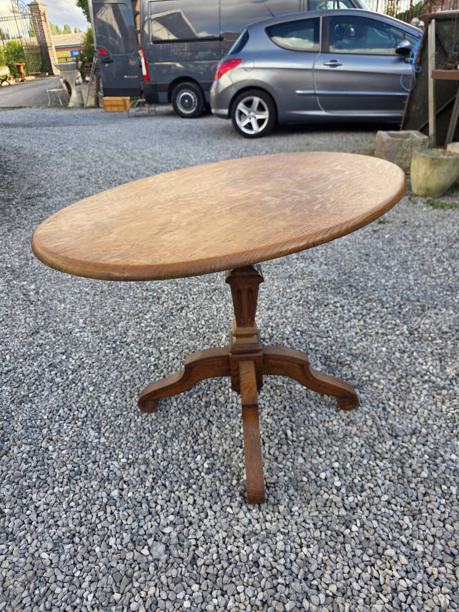 Oak guéridon table from the early 20th century.
