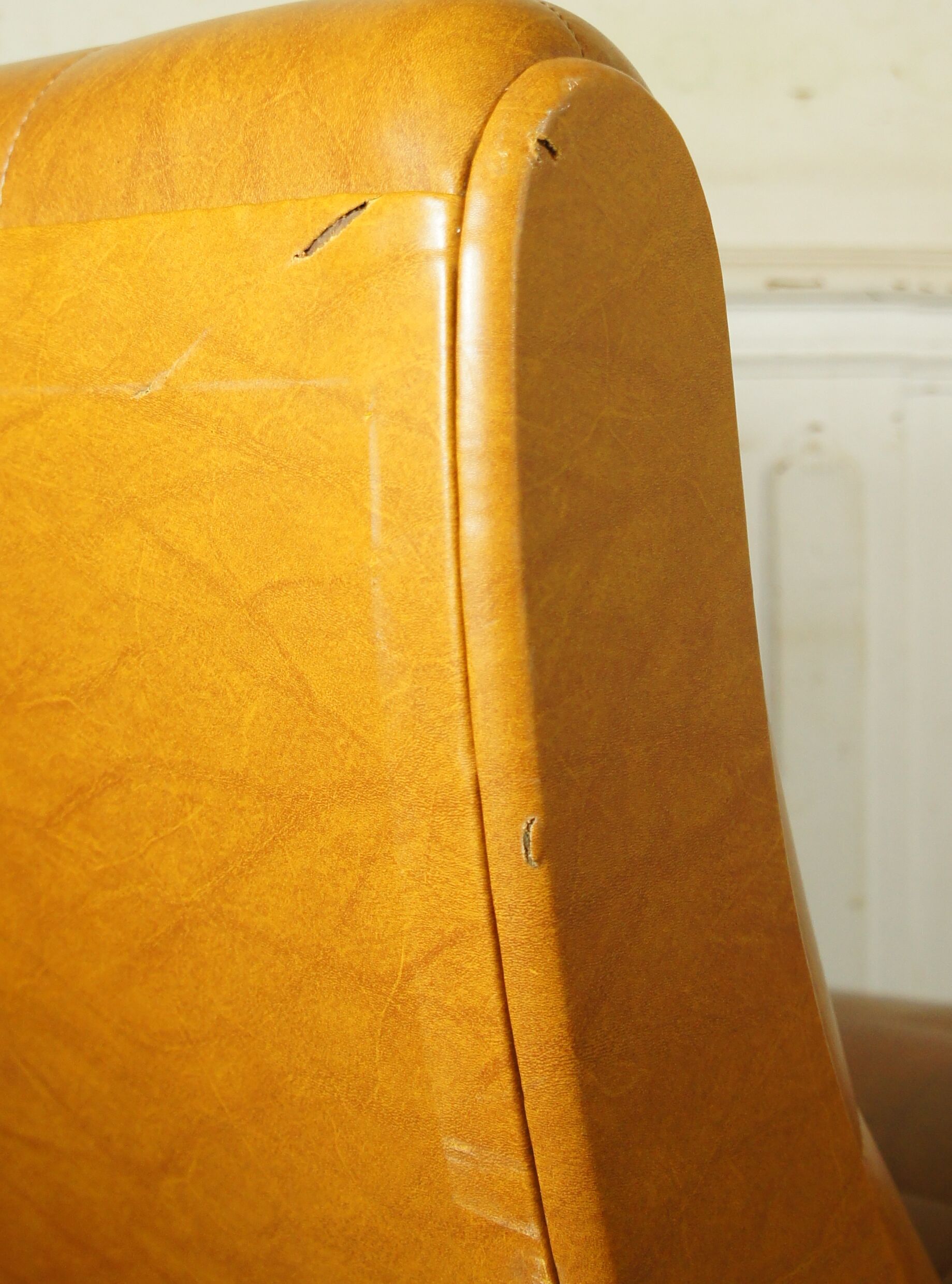 Fauteuil Italien simili cuir camel & son coussin 1960