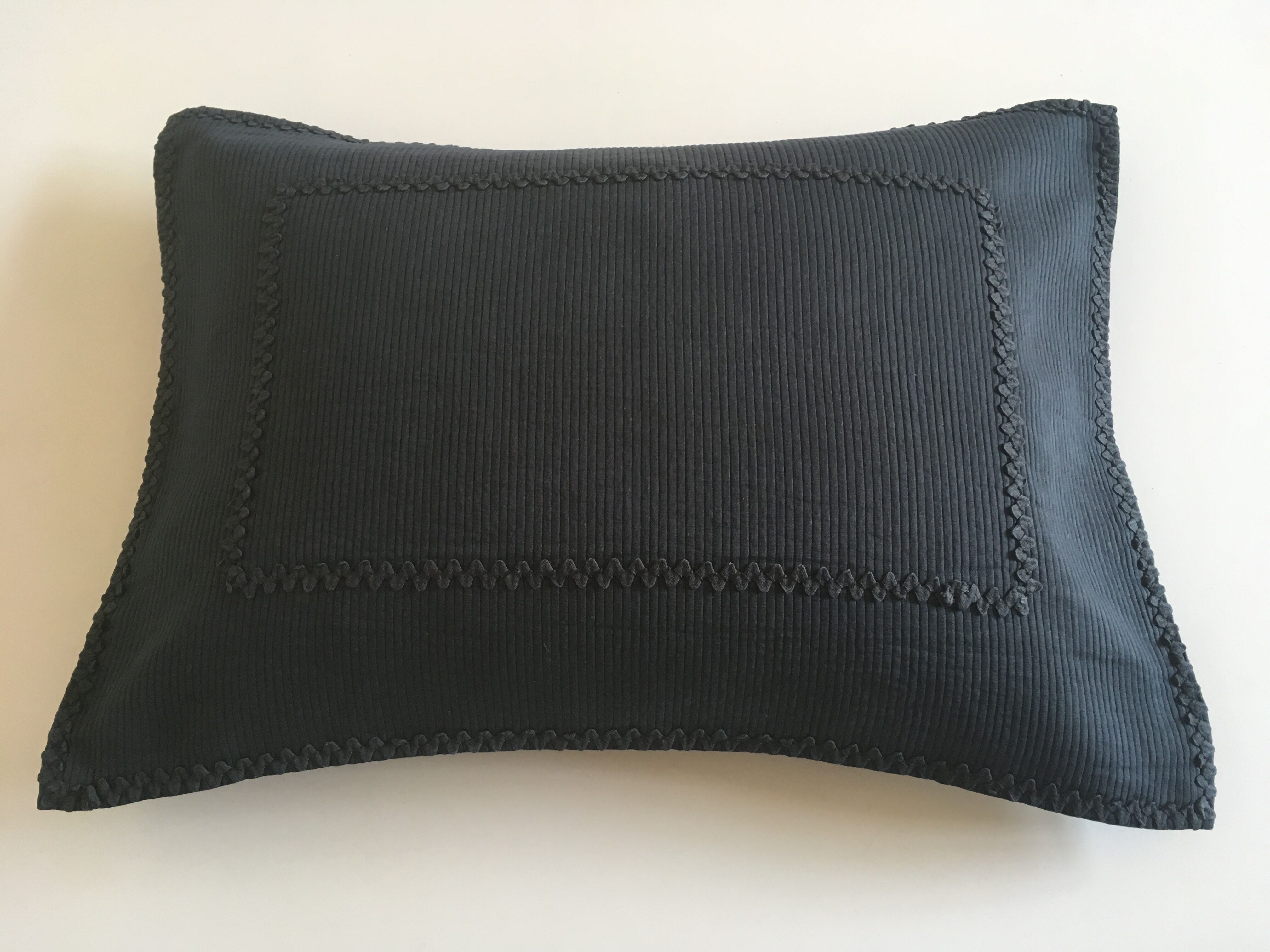 Housse de coussin 60s en piqué de coton bordée de croquet
