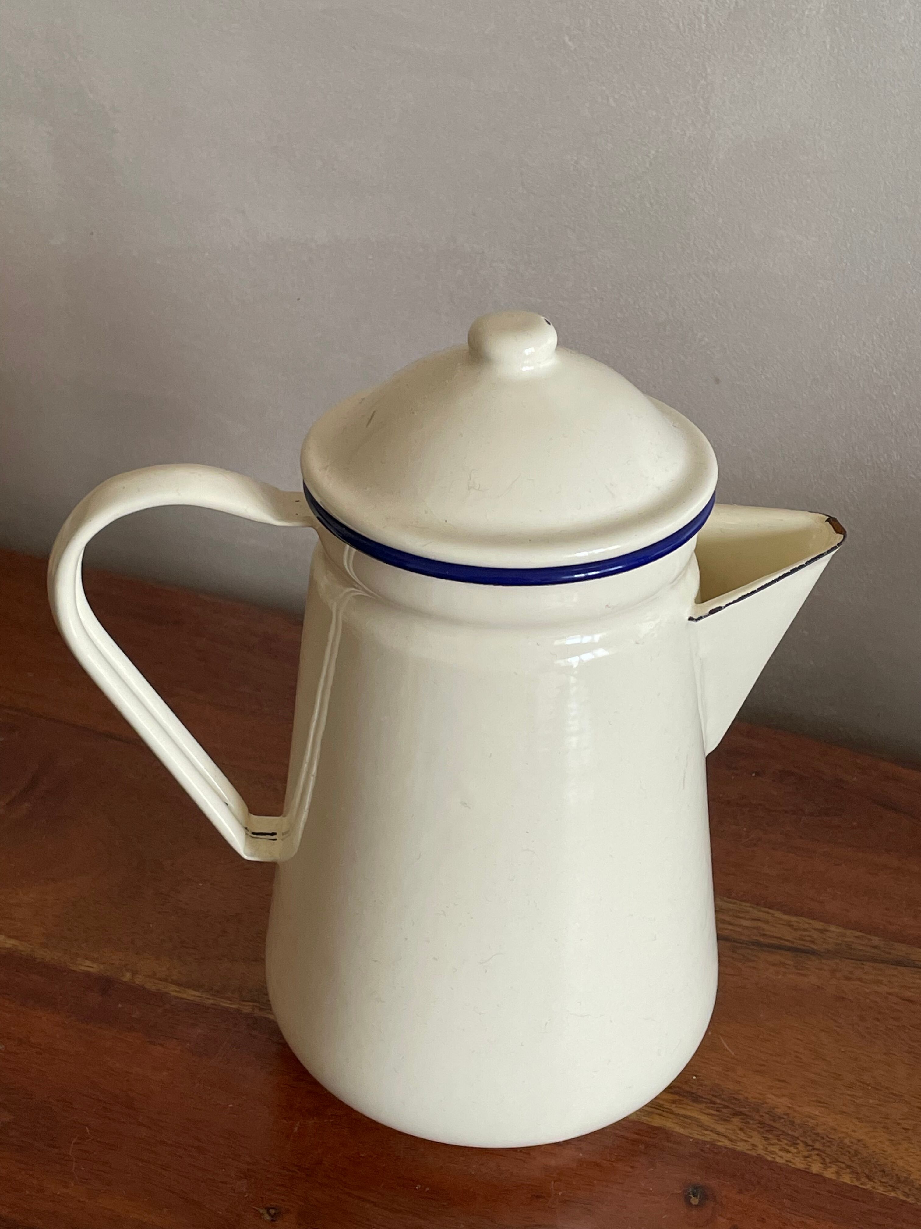 Enamelled sheet metal pourer