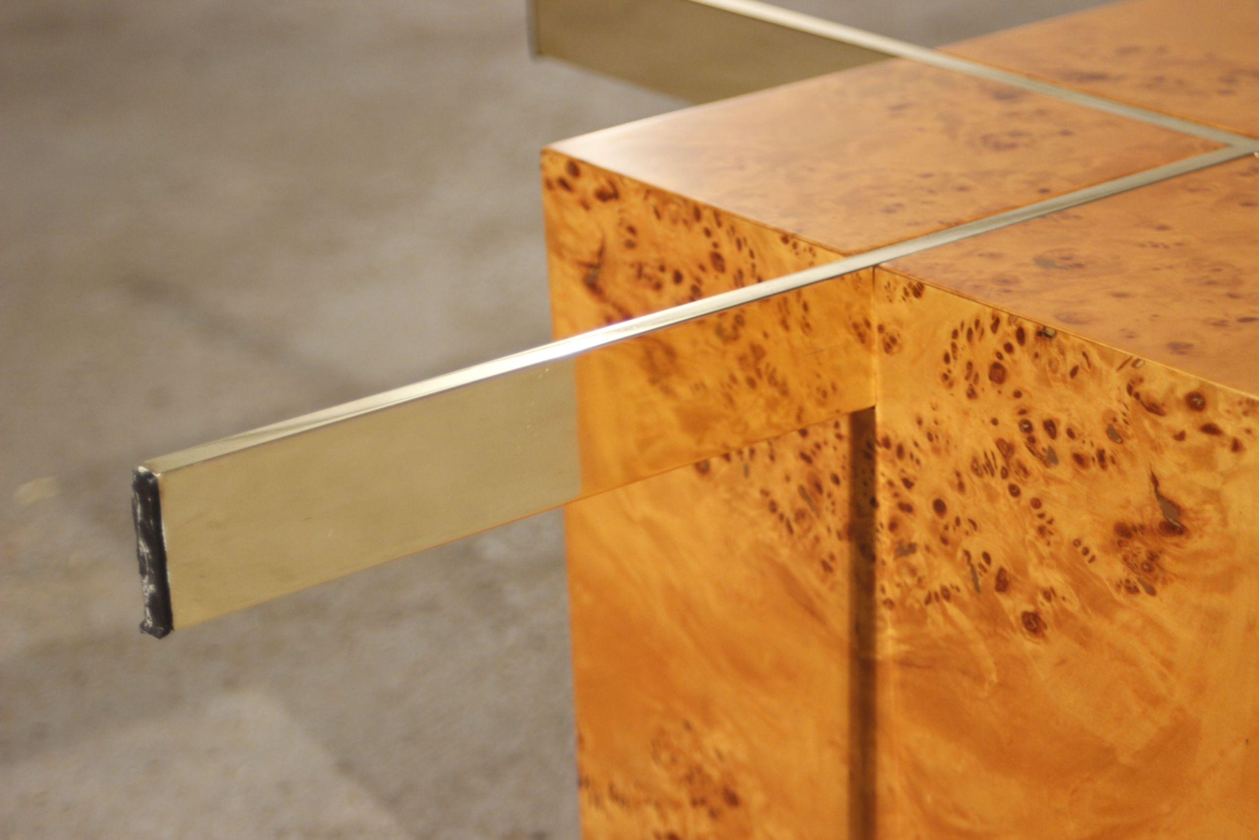 Table basse en loupe d'orme et verre trempé par Jean Claude Mahey pour roche bobois années 70