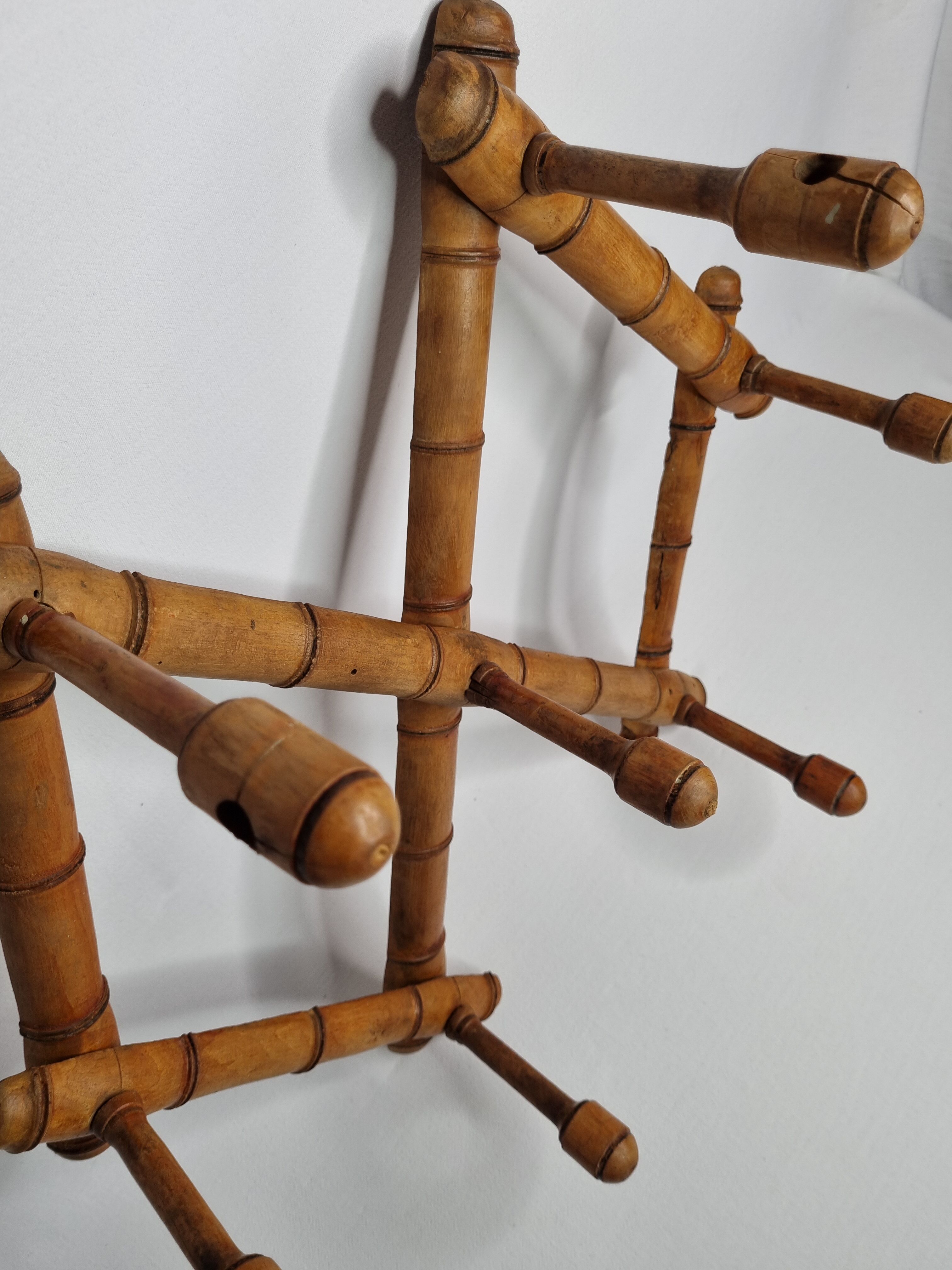 Portemanteau mural extensible en bois imitant le bambou, sept patères