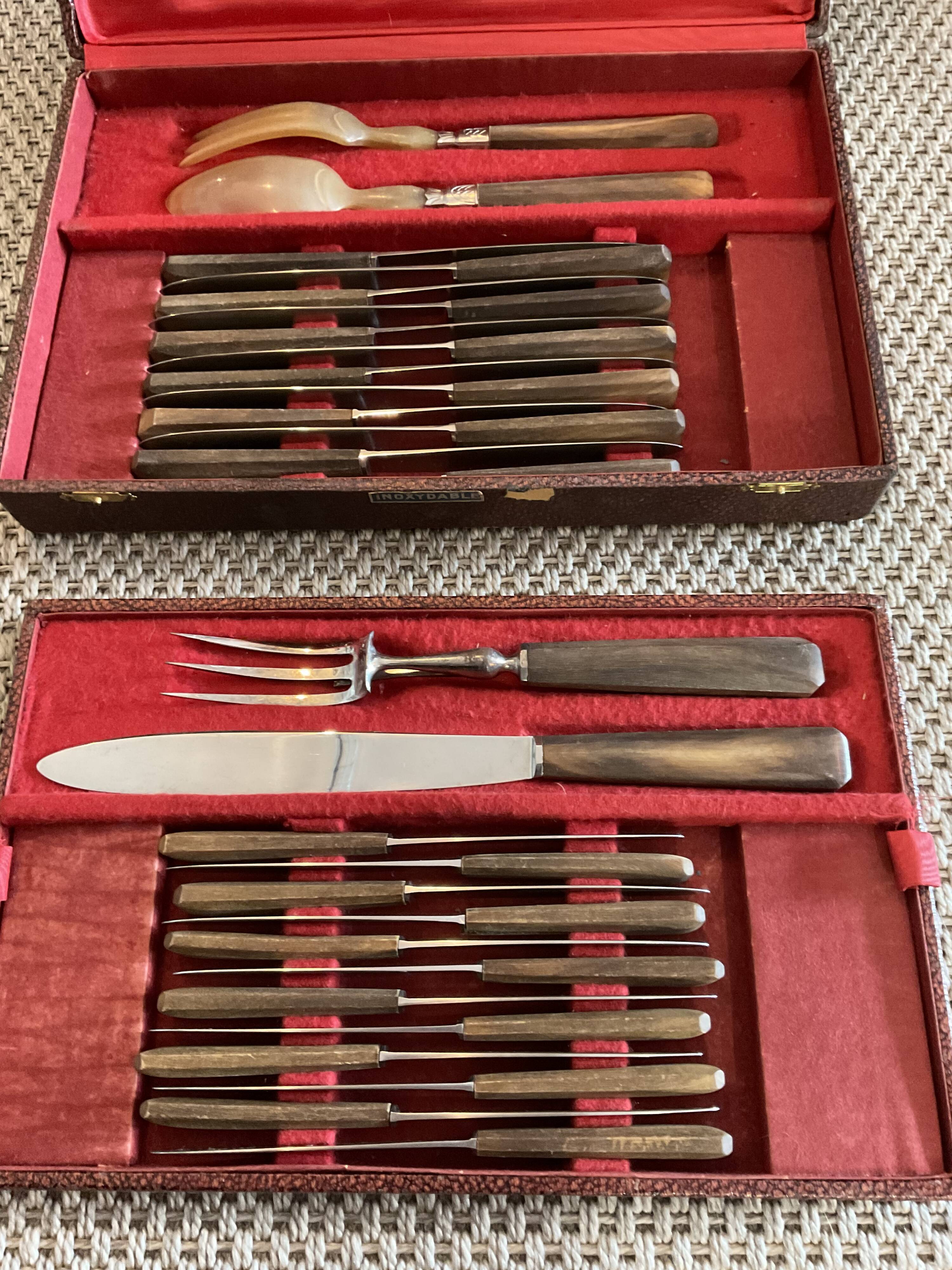 Box 28 pieces, knives and service cutlery