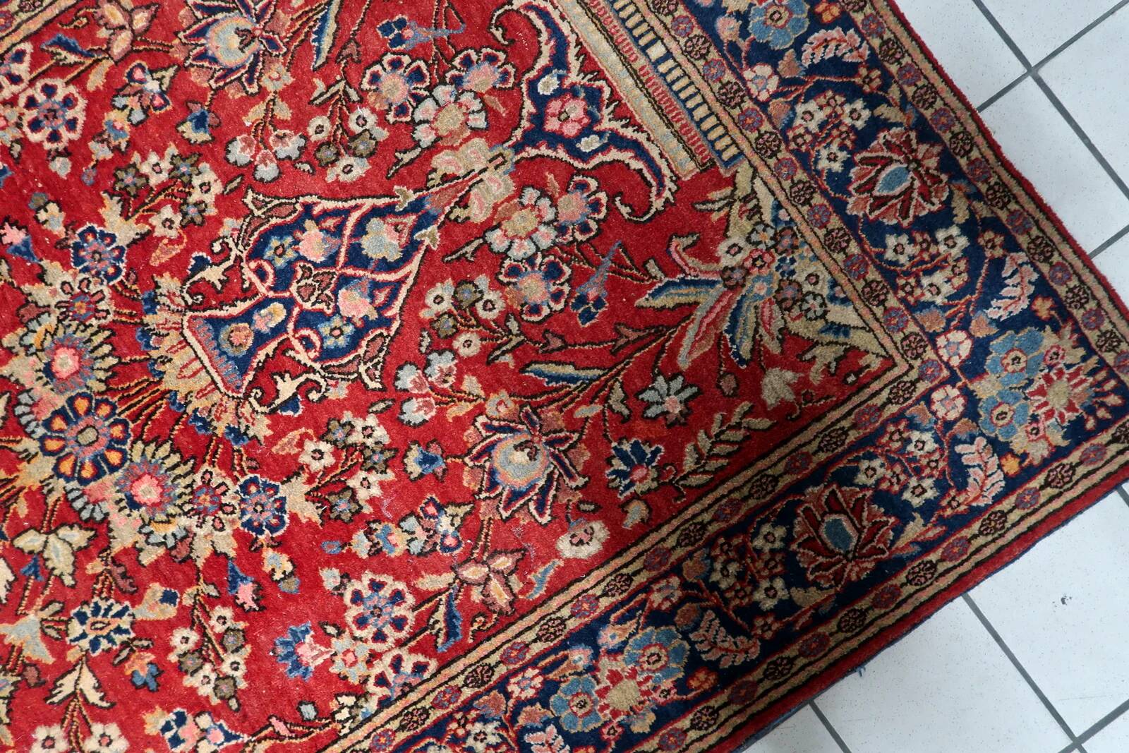 Handmade antique Persian Kashan rug 136cm x 201cm, 1910s