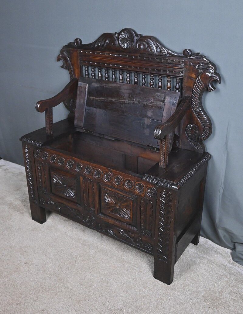 Banc coffre en chêne, style néo-gothique – début XXe