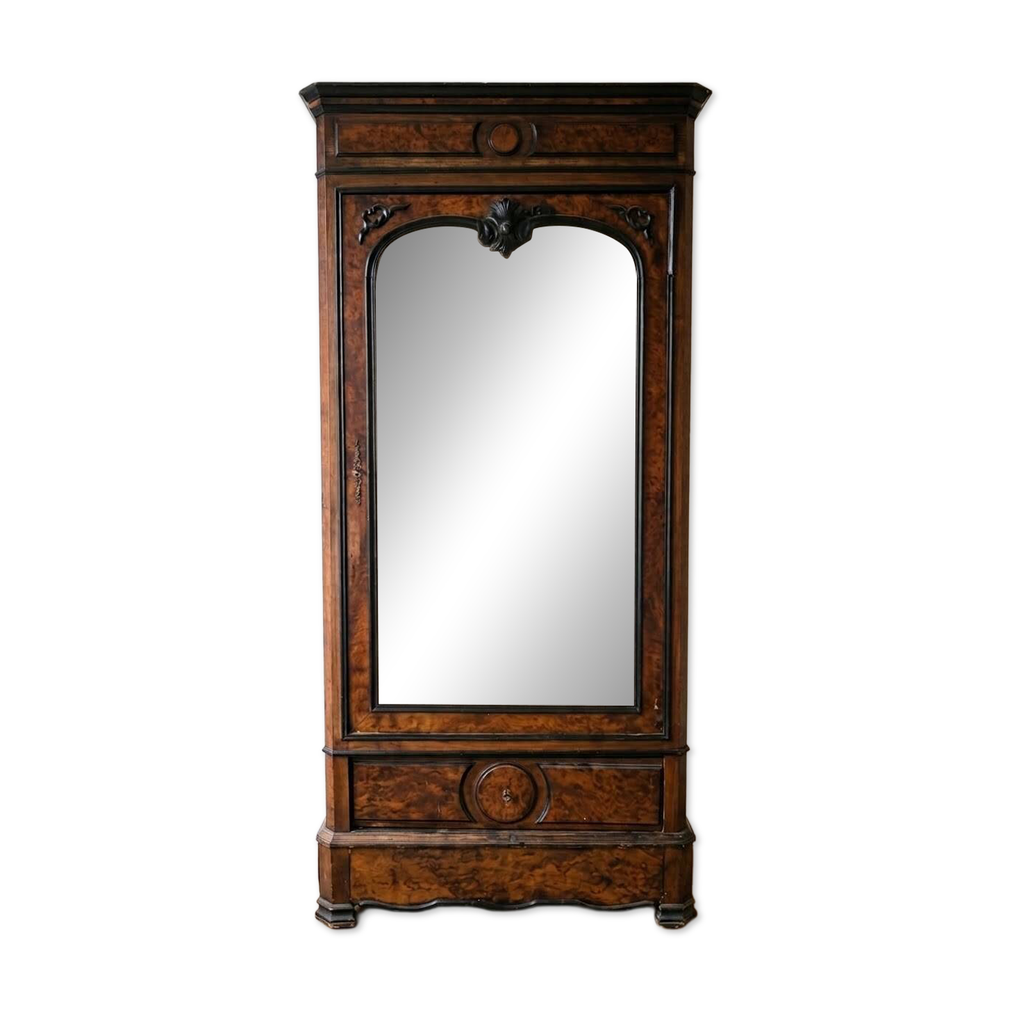 Armoire ancienne en noyer avec miroir