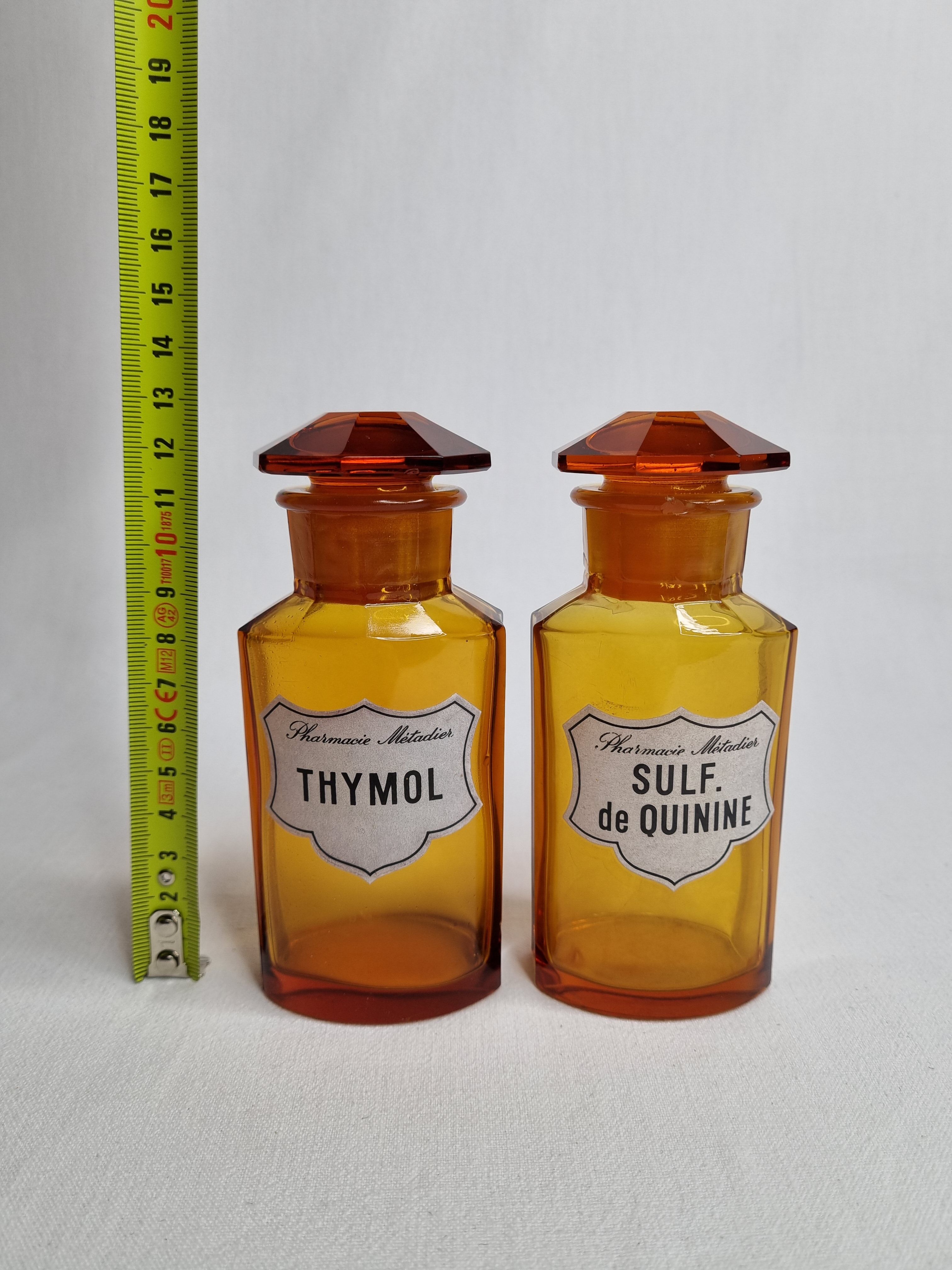 Two vials of apothecary "Pharmacie Metedier" 13 cm