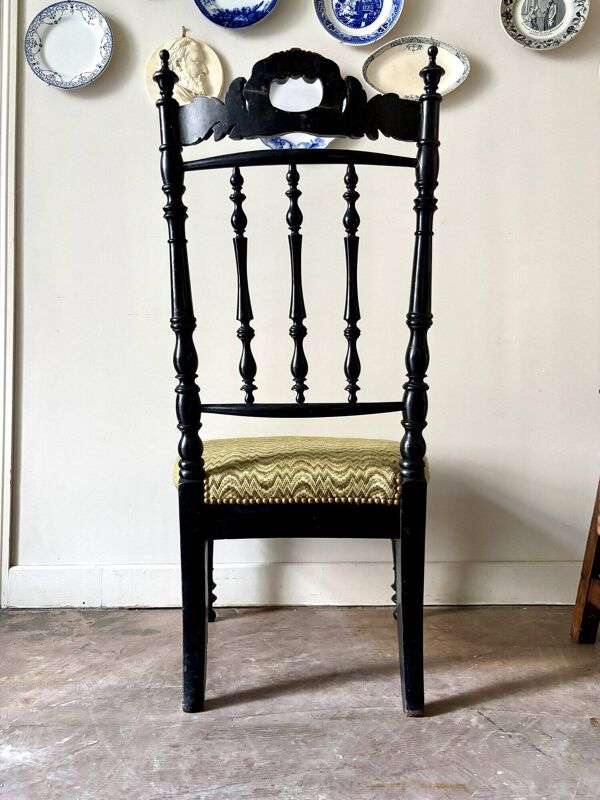 Chaise en bois tourné noir et laine verte