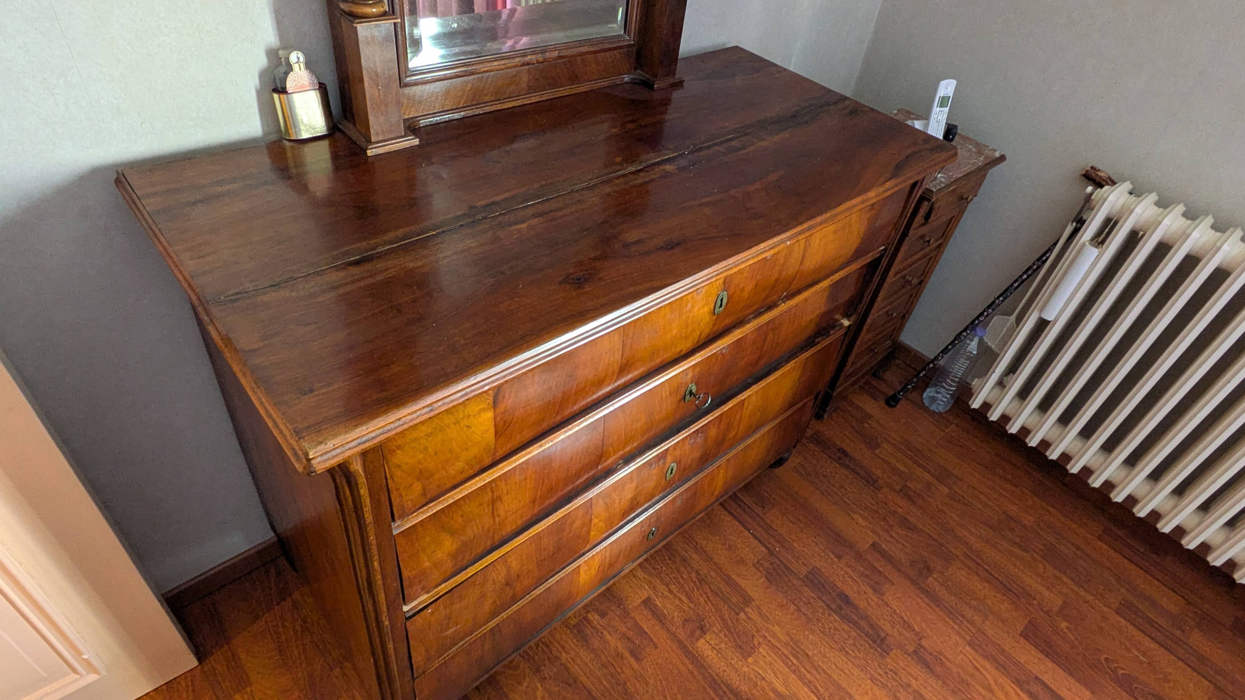 Chest of drawers with 4 drawers in cherry wood with a mirror in classic style – beautiful dimensions.