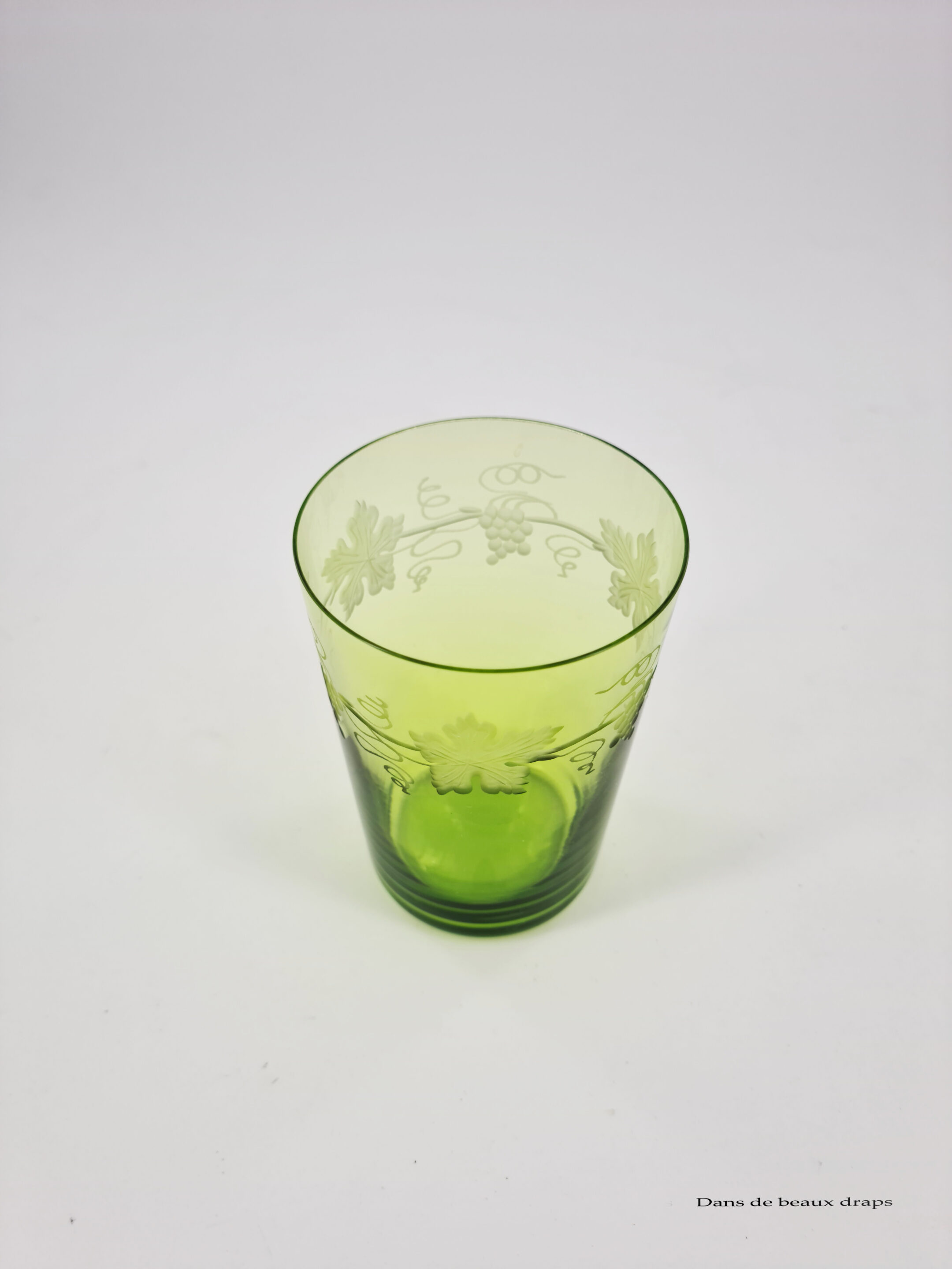 series of 4 water cups in Baccarat crystal, late nineteenth century decorated with grape bunches and grapefruits