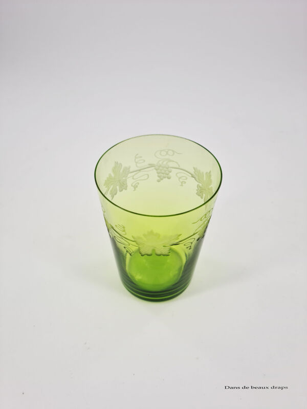 série de 4 gobelets à eau en cristal de Baccarat, fin XIXème à décor de grappes de raisin et pampres de vigne