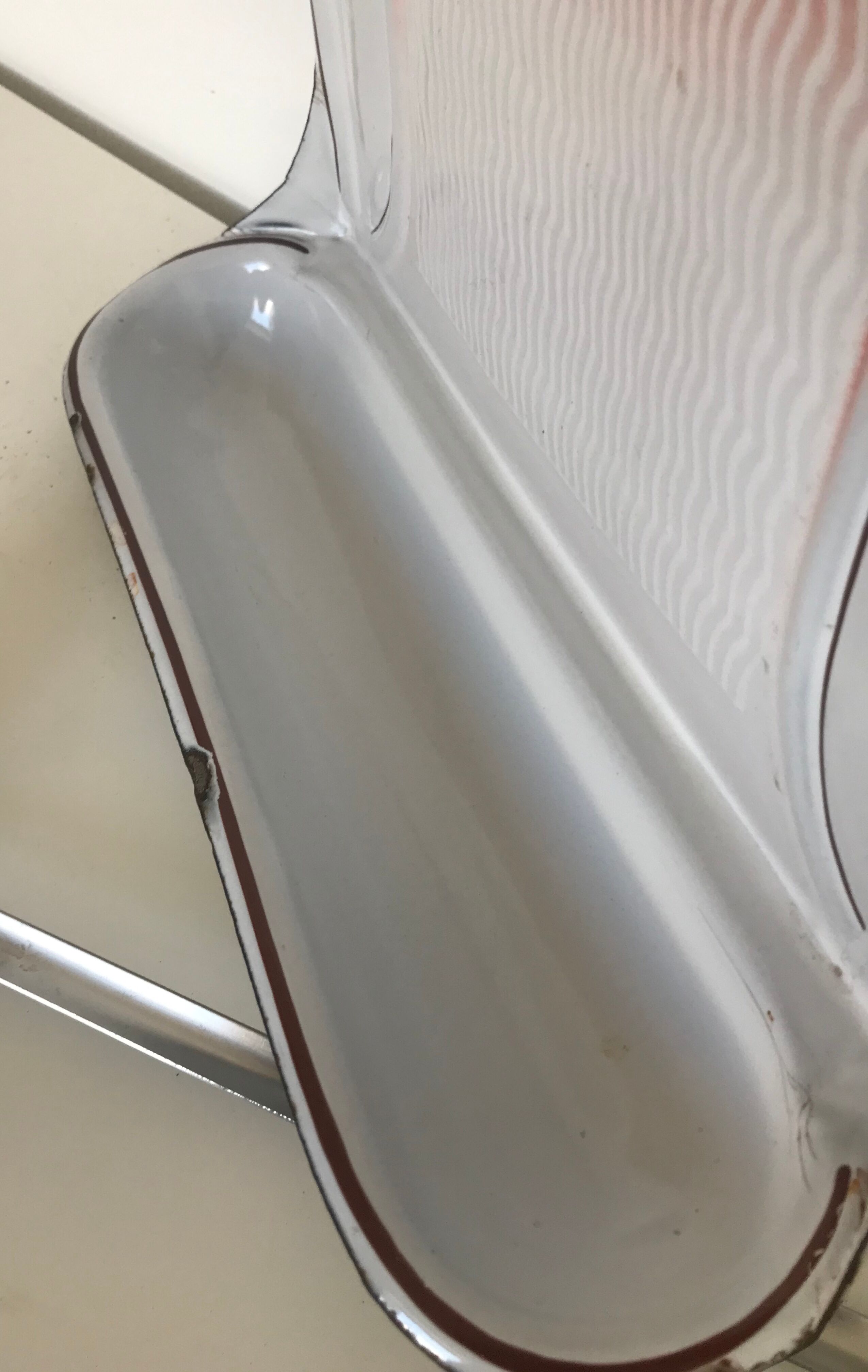 old white and red enamelled sheet egouttoir