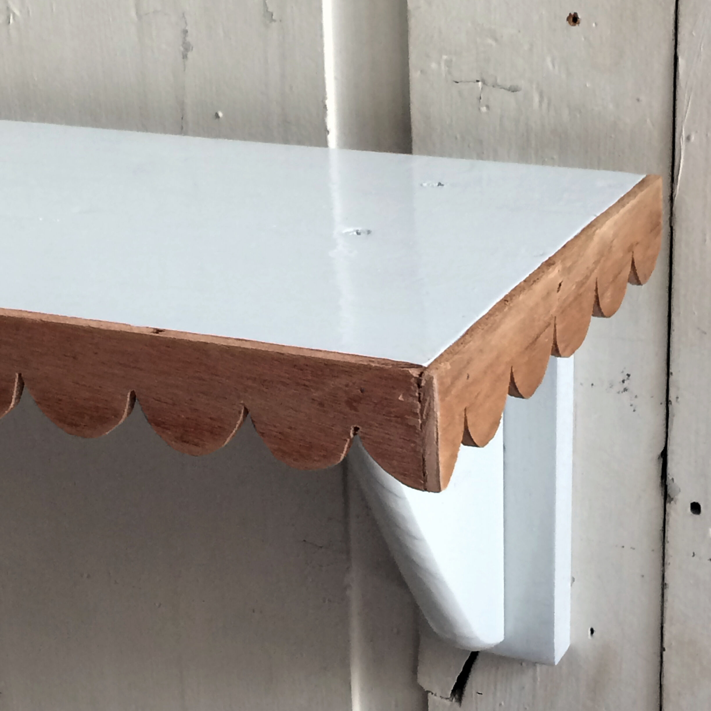 Popular art scalloped shelf