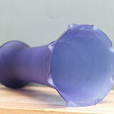 Vase en verre givré bleu cobalt