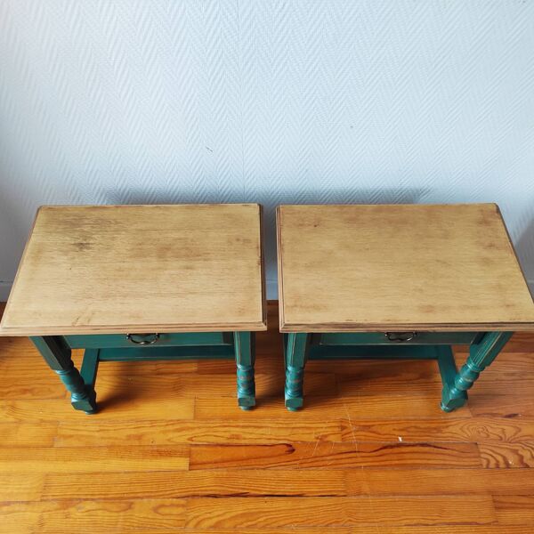 Paire de tables de chevet patinées
