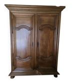 Armoire Louis XIV en noyer clair , 18 siècle .