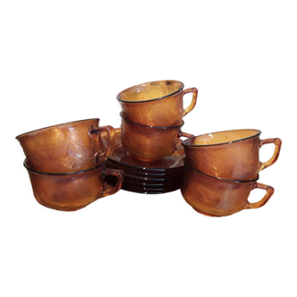 Tasses et sous-tasses ambrées