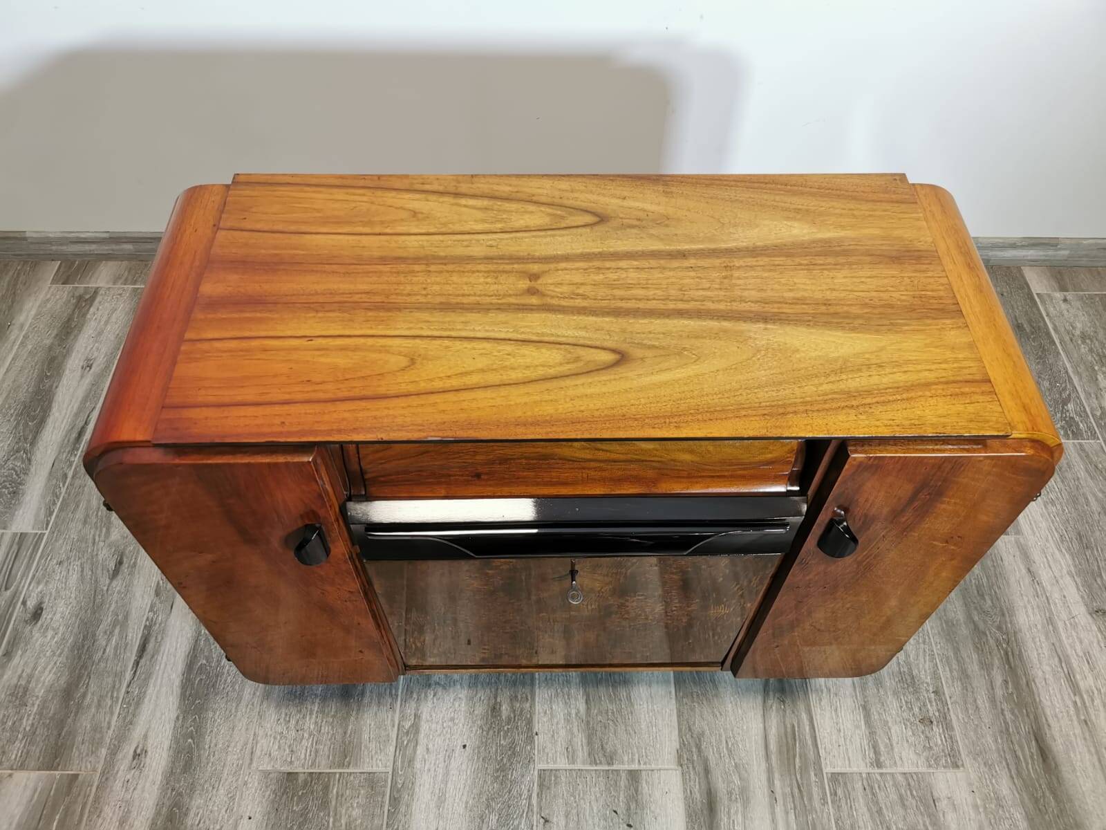 Armoire Gramophone par Jindrich Halabala