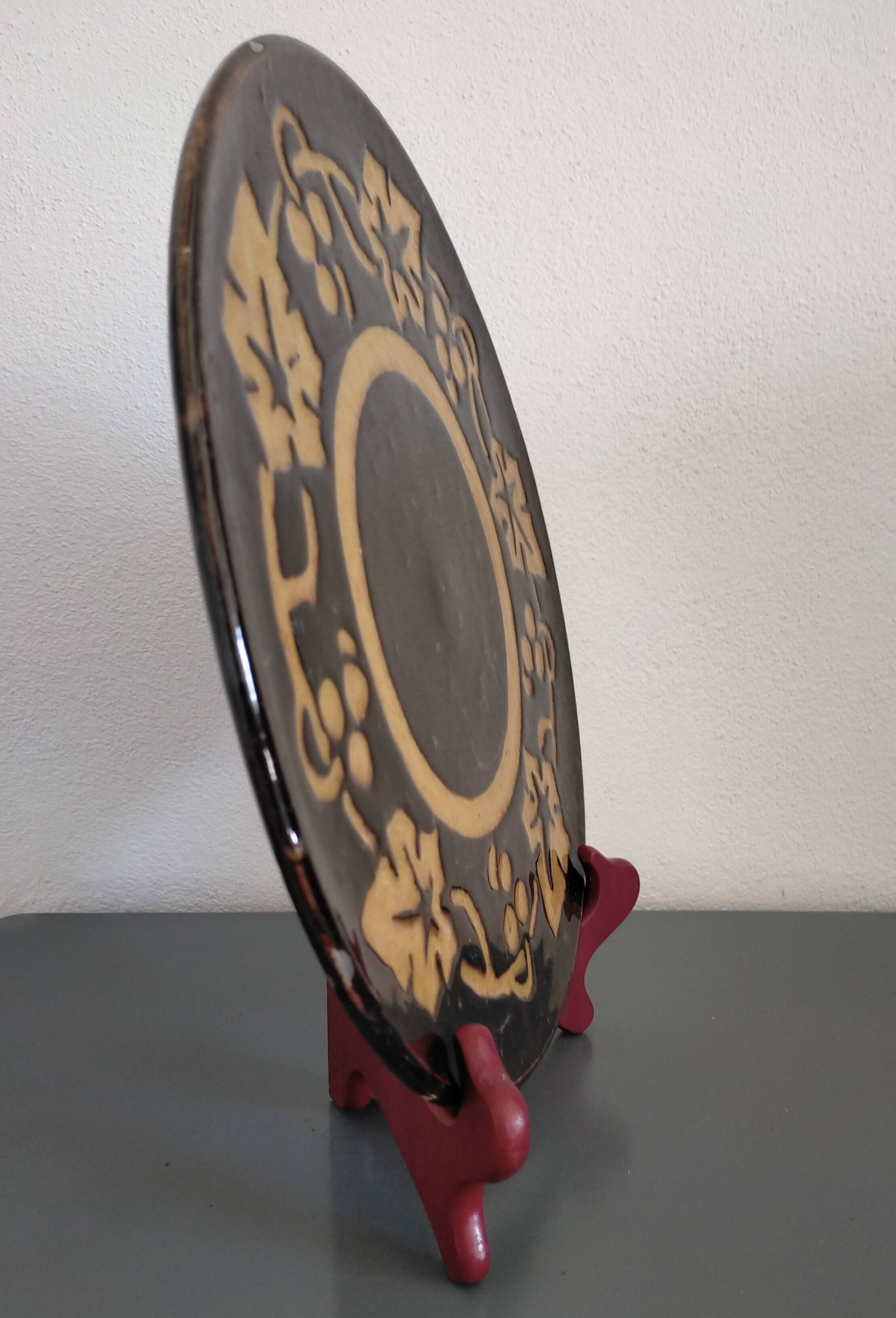 Plat en terre cuite vernissée des années 50 du Dauphiné Gaetana Marino vignes