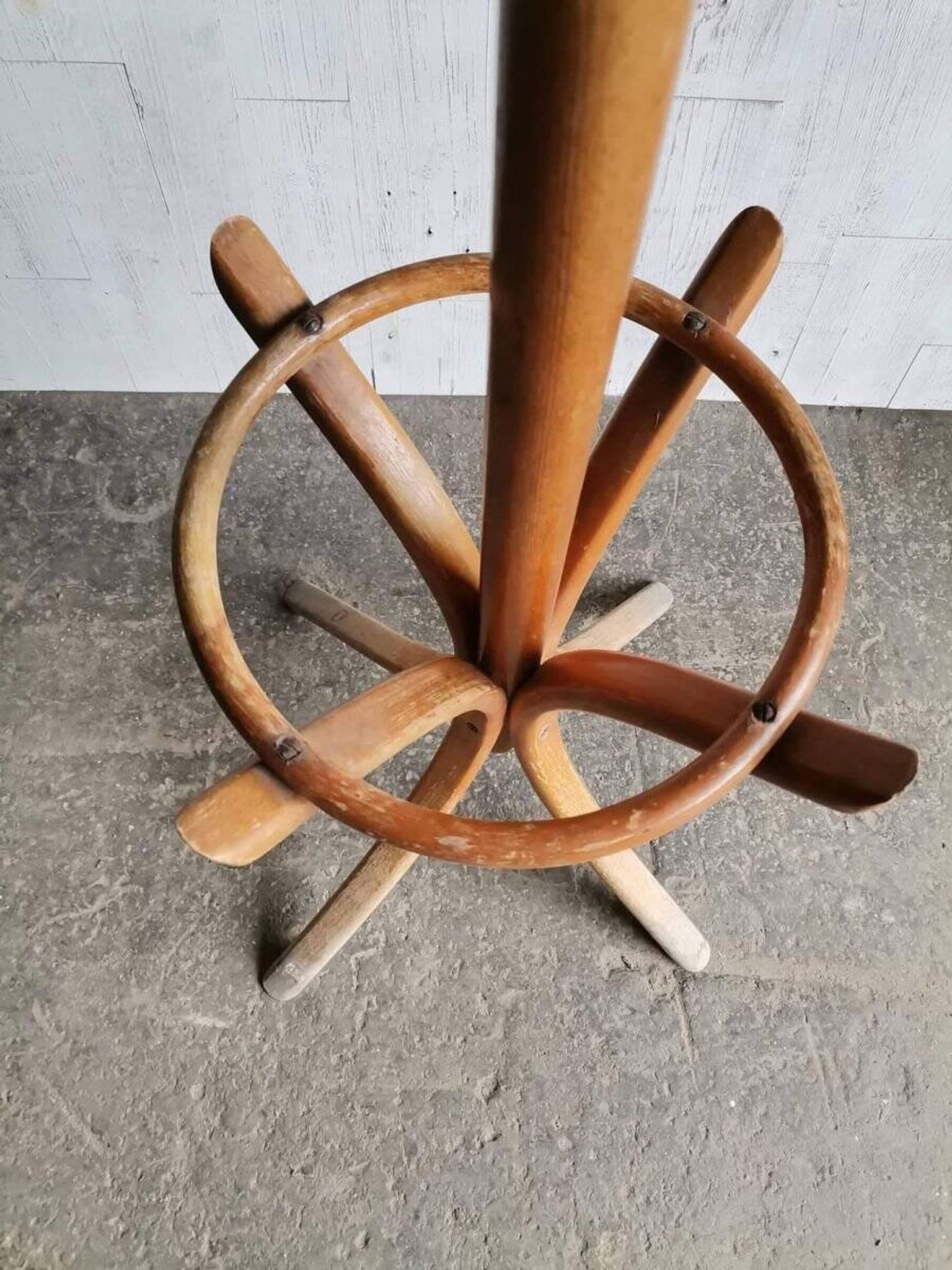 Freestanding coat rack by Thonet in brown wood, bentwood style, Hungary 1930s H185cm