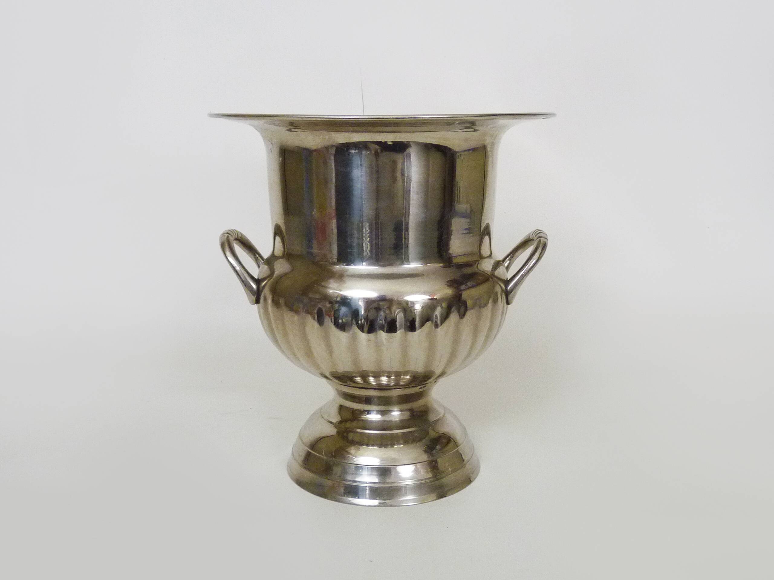 Vintage Médicis-shaped champagne bucket in silver-plated metal.