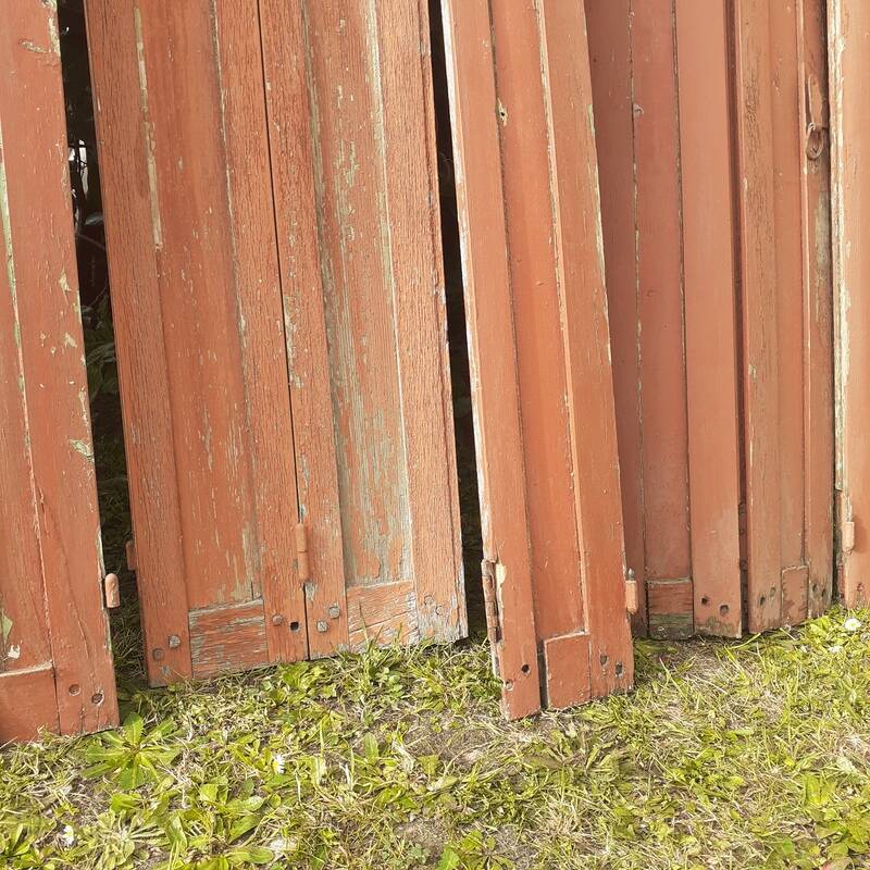 Volets anciens persiennes en parties hautes panneaux pliants bois massif