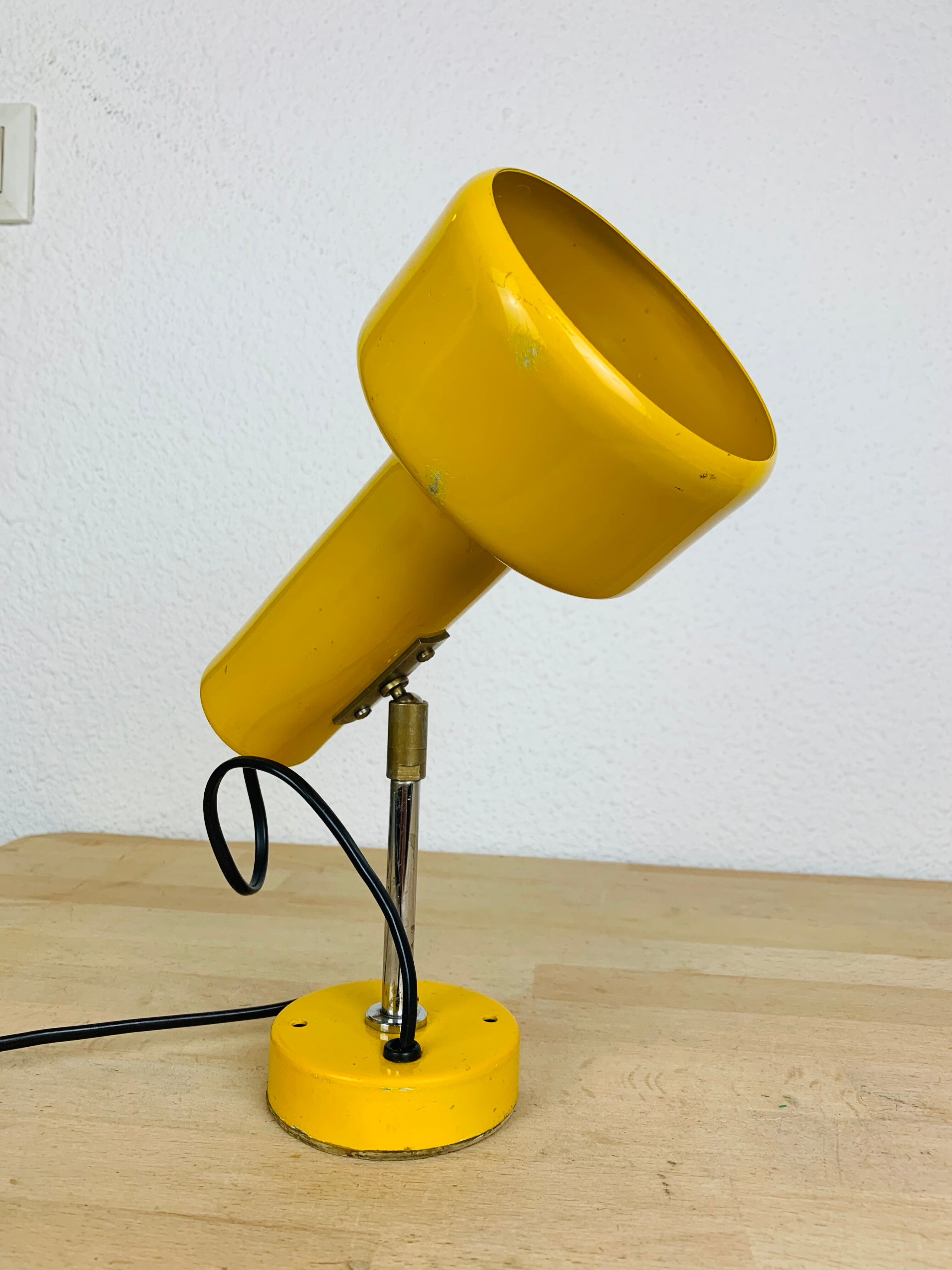 Yellow spot lamp to pose 70s
