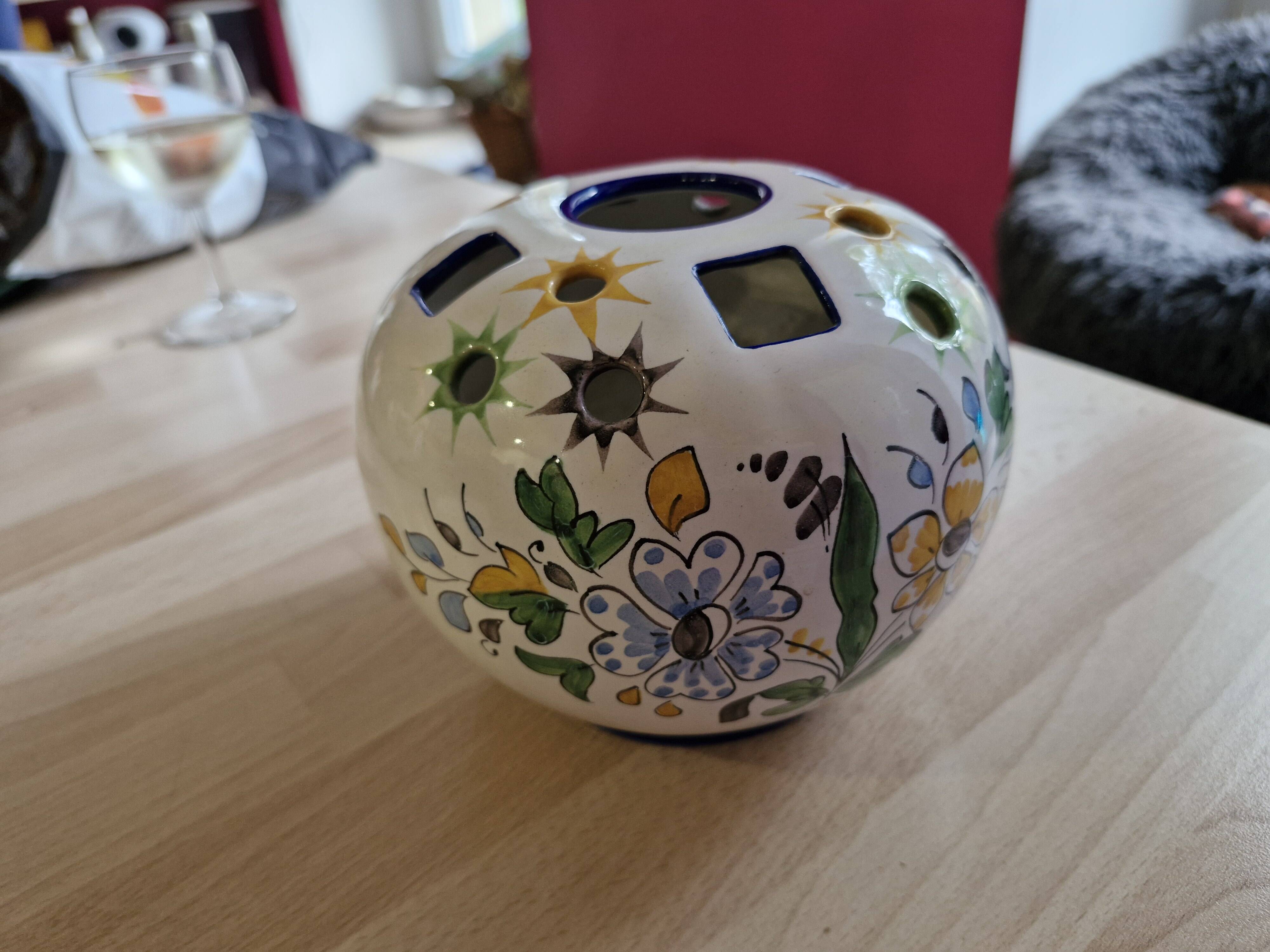 Montagnon flower holder