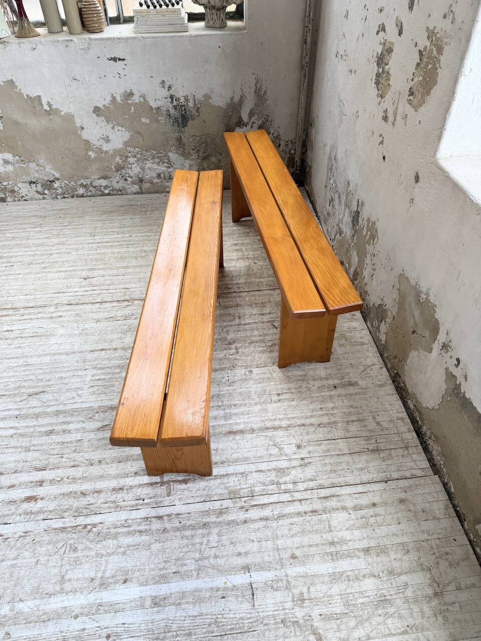 Paire de bancs en pin Charlotte Perriand Les arcs