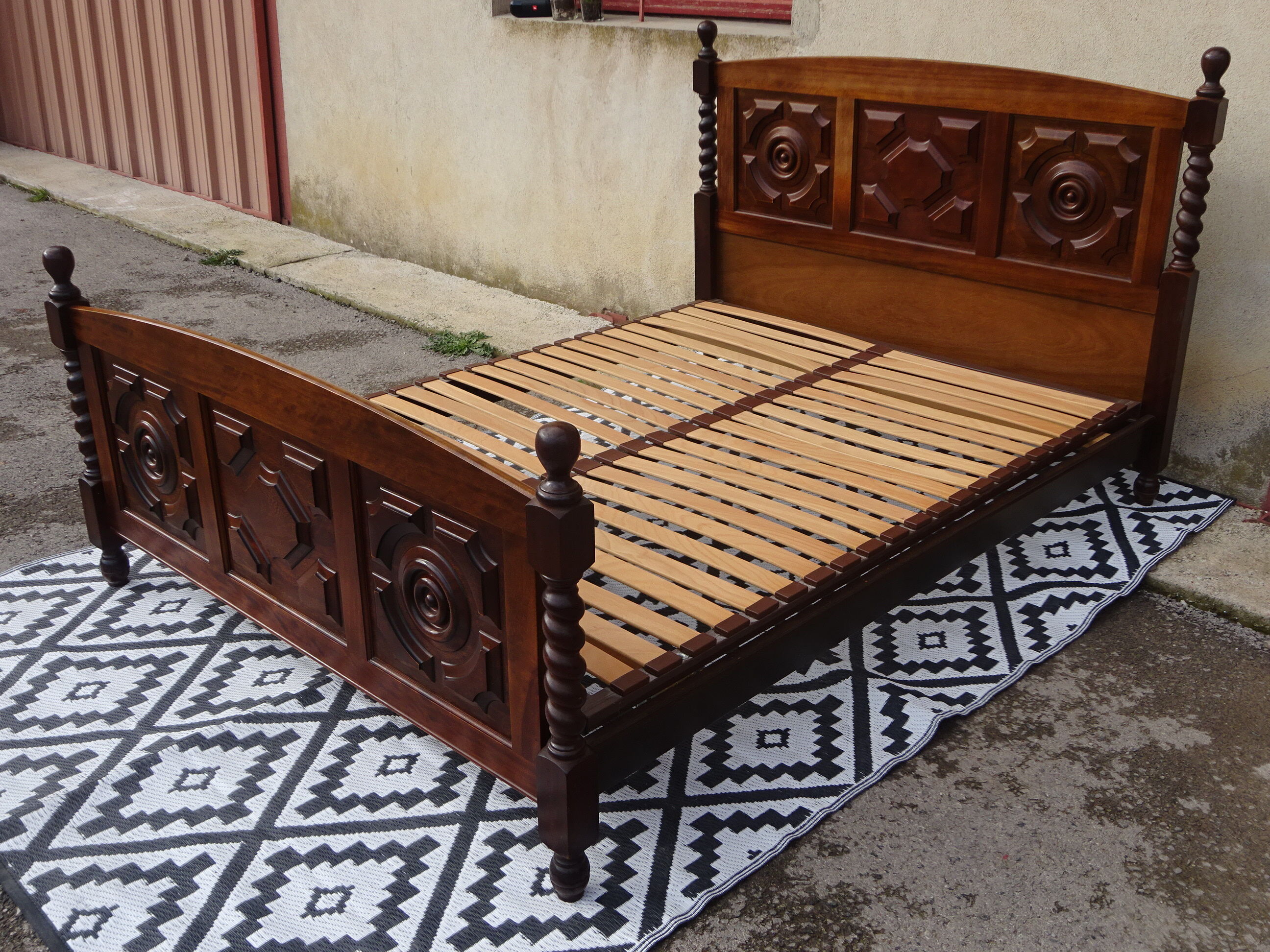 Wooden bed, geometric patterns, 140/190 cm