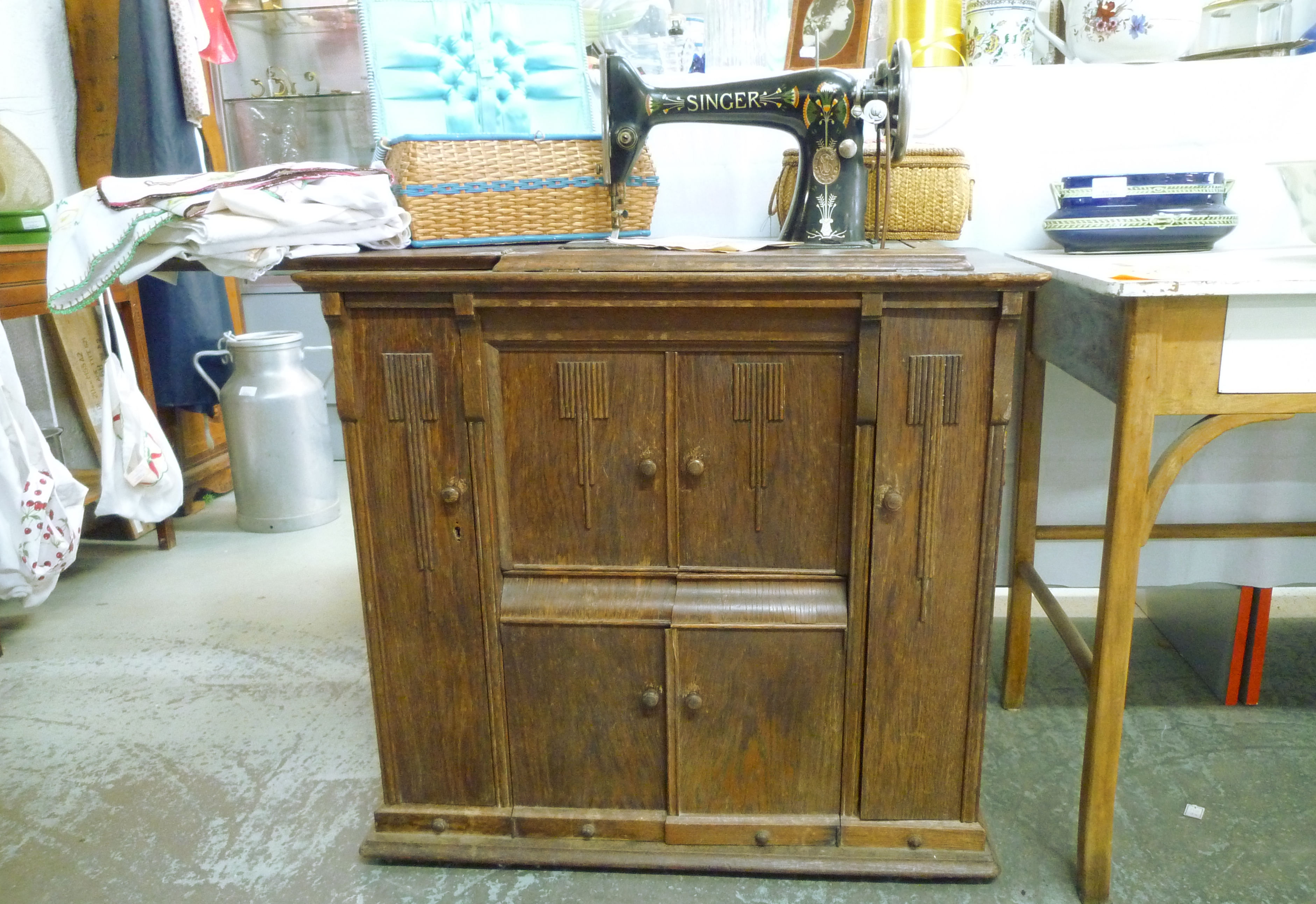 Machine sewing art déco